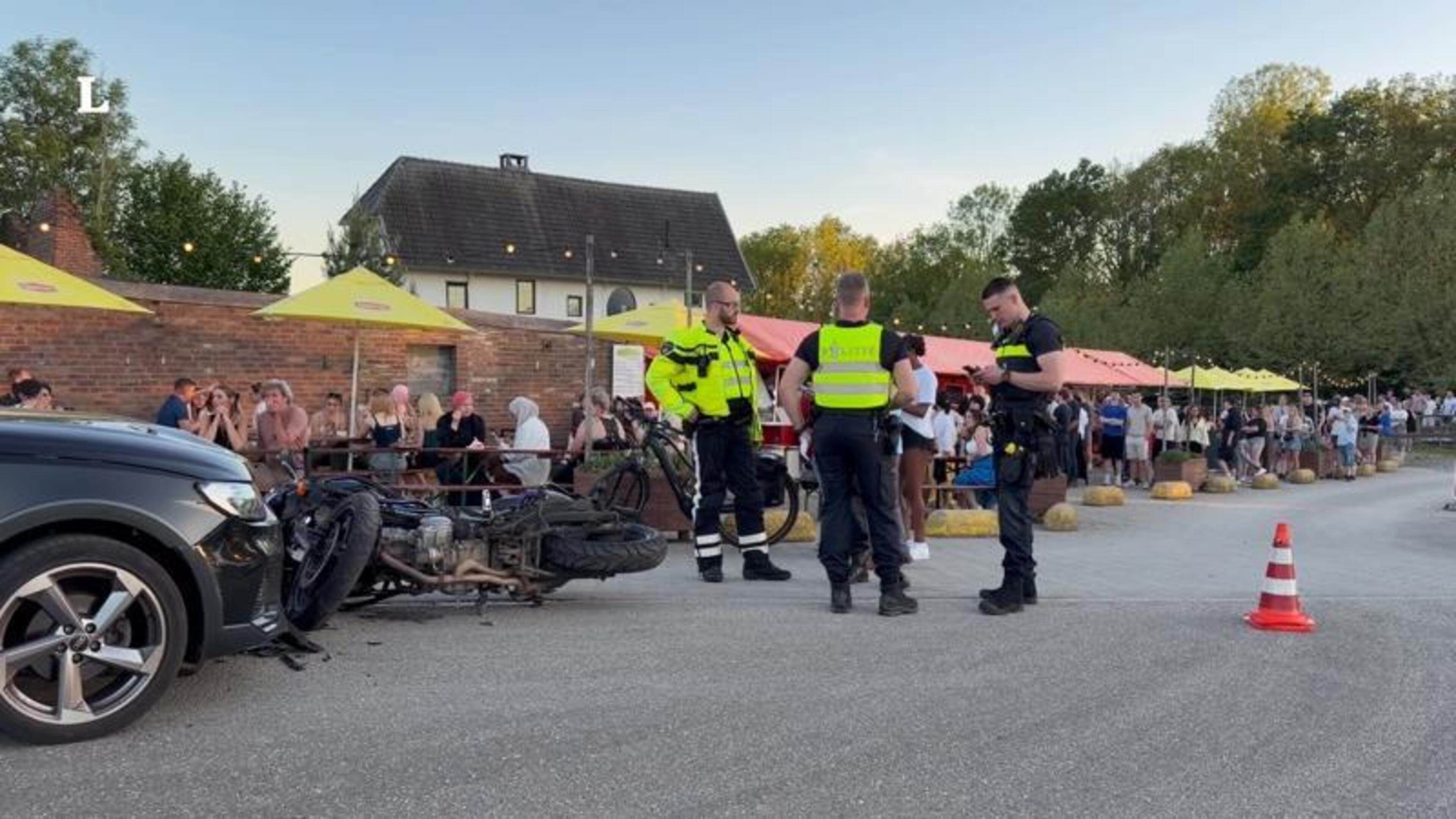 Motorrijder gewond na frontale botsing met auto voor ijskraam in Vijlen.