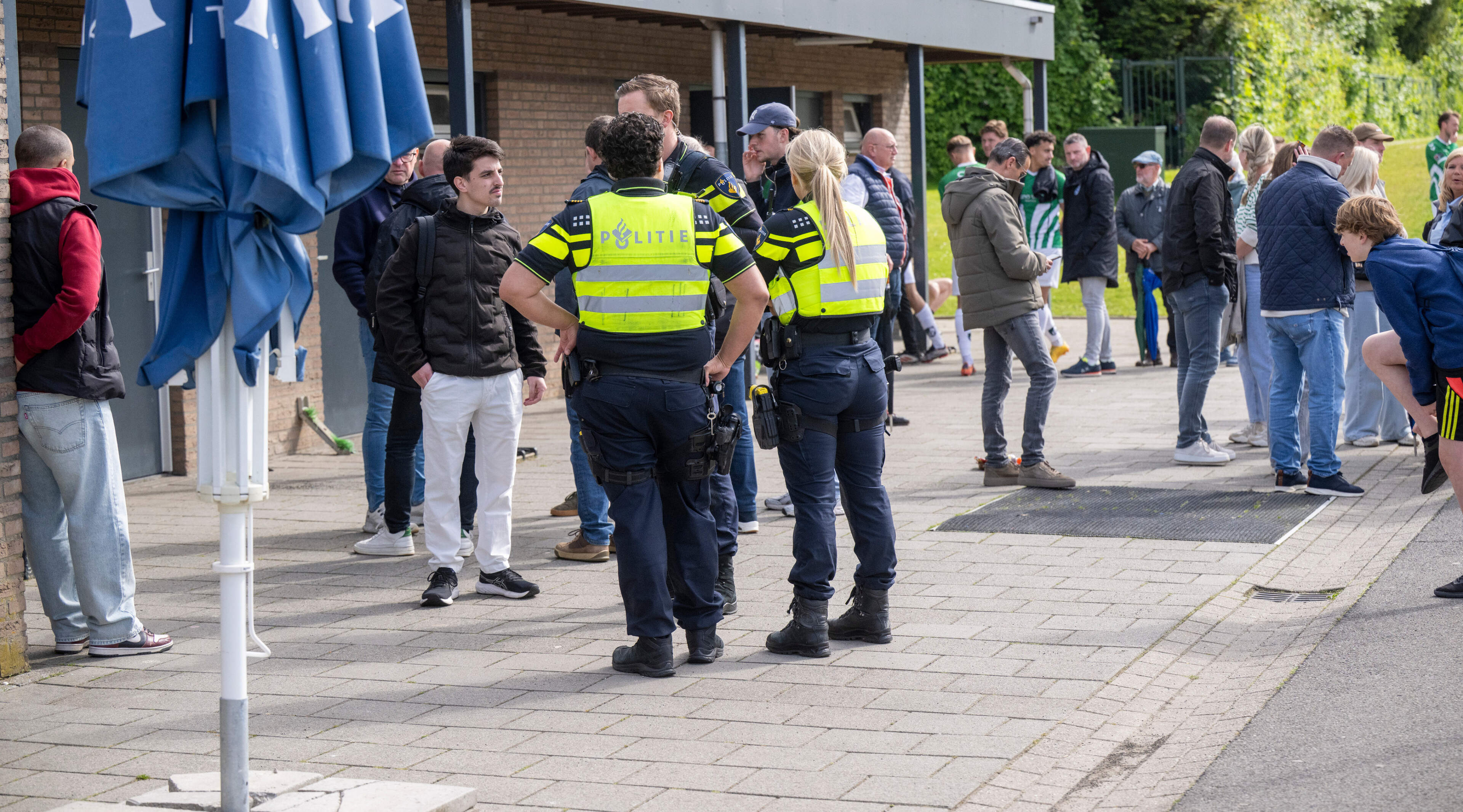 Vlam in de pan bij Sittard-SHH, scheidsrechter staakt duel na woordenwisseling en rode kaart: ‘Dit g