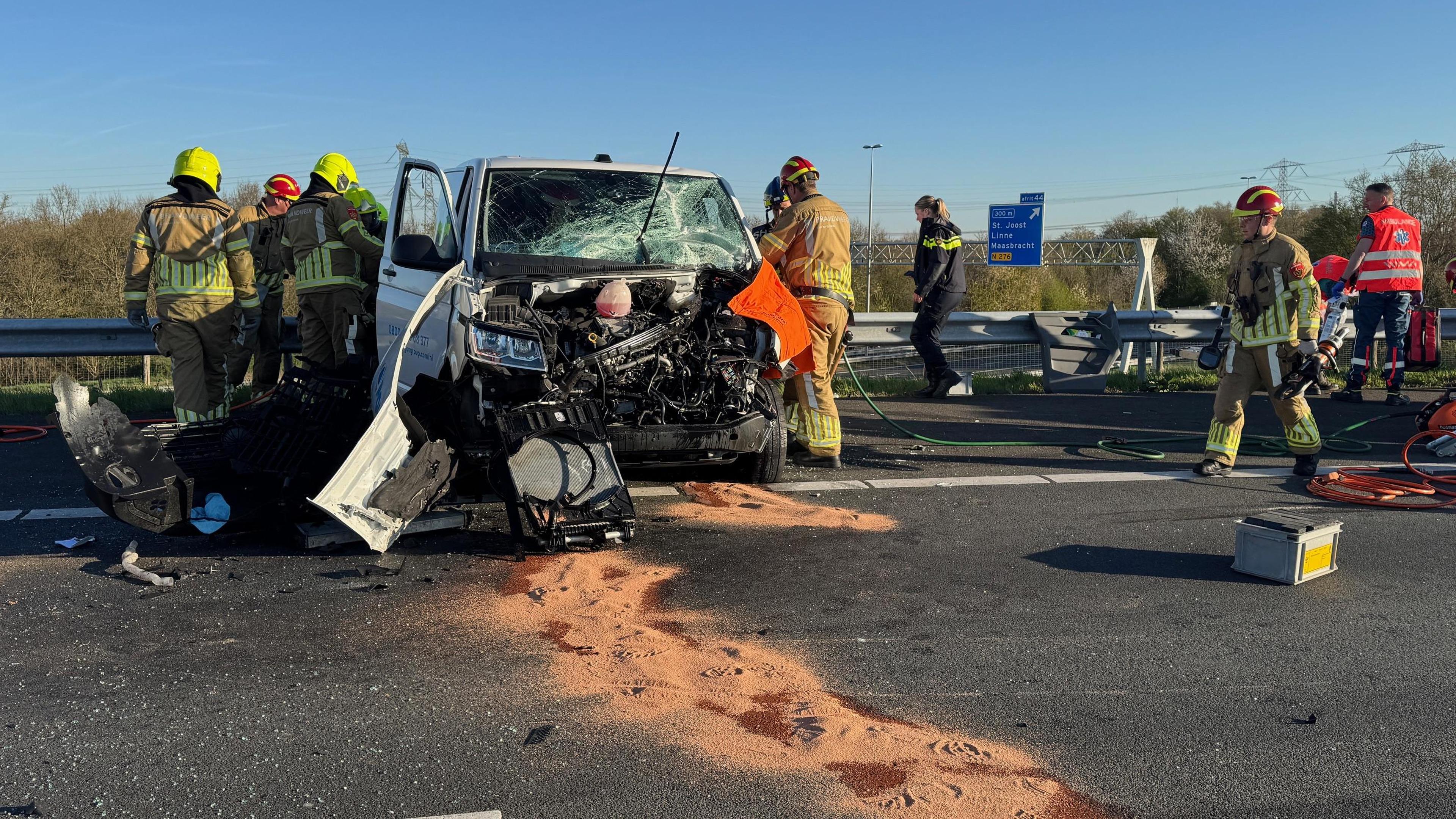 Ongeval tussen vrachtwagen en bestelbus op A73 bij knooppunt Het Vonderen: snelweg tijdelijk dicht e