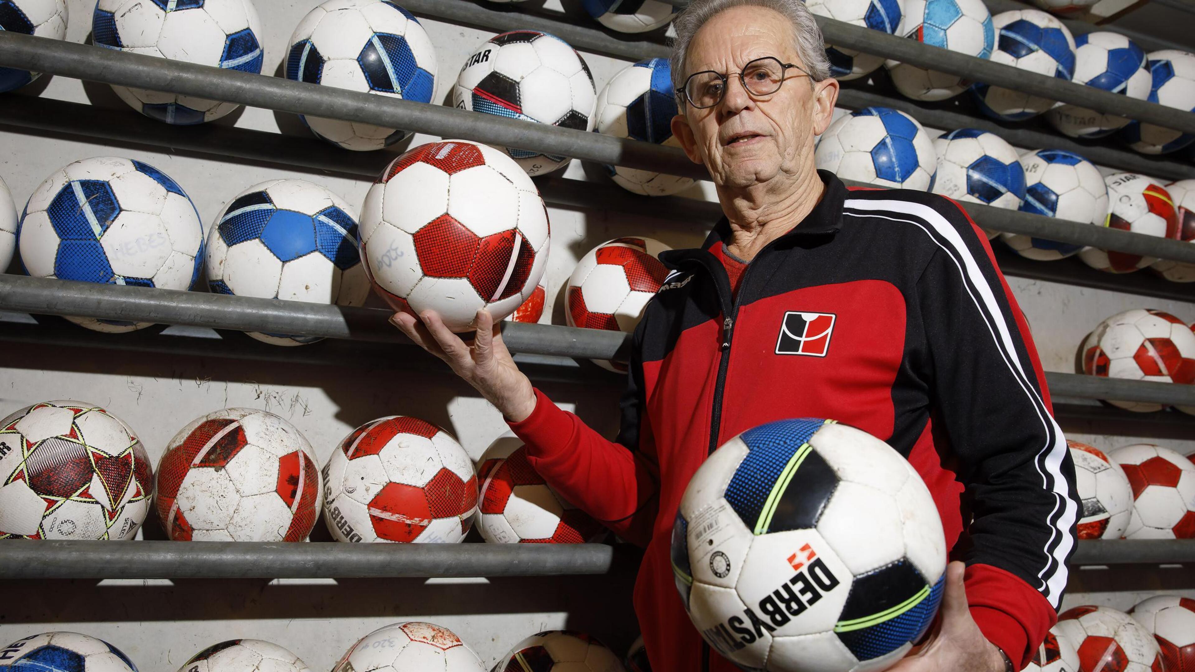 Het is ‘af en toe wel eens godverren’ voor Ton van Deijzen (76), maar hij is nog altijd iedere ochte