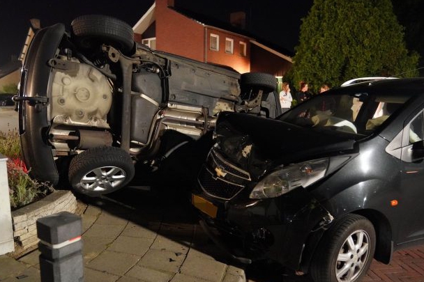 Auto belandt op zijn kant in tuin na ongeval; bestuurder op de vlucht
