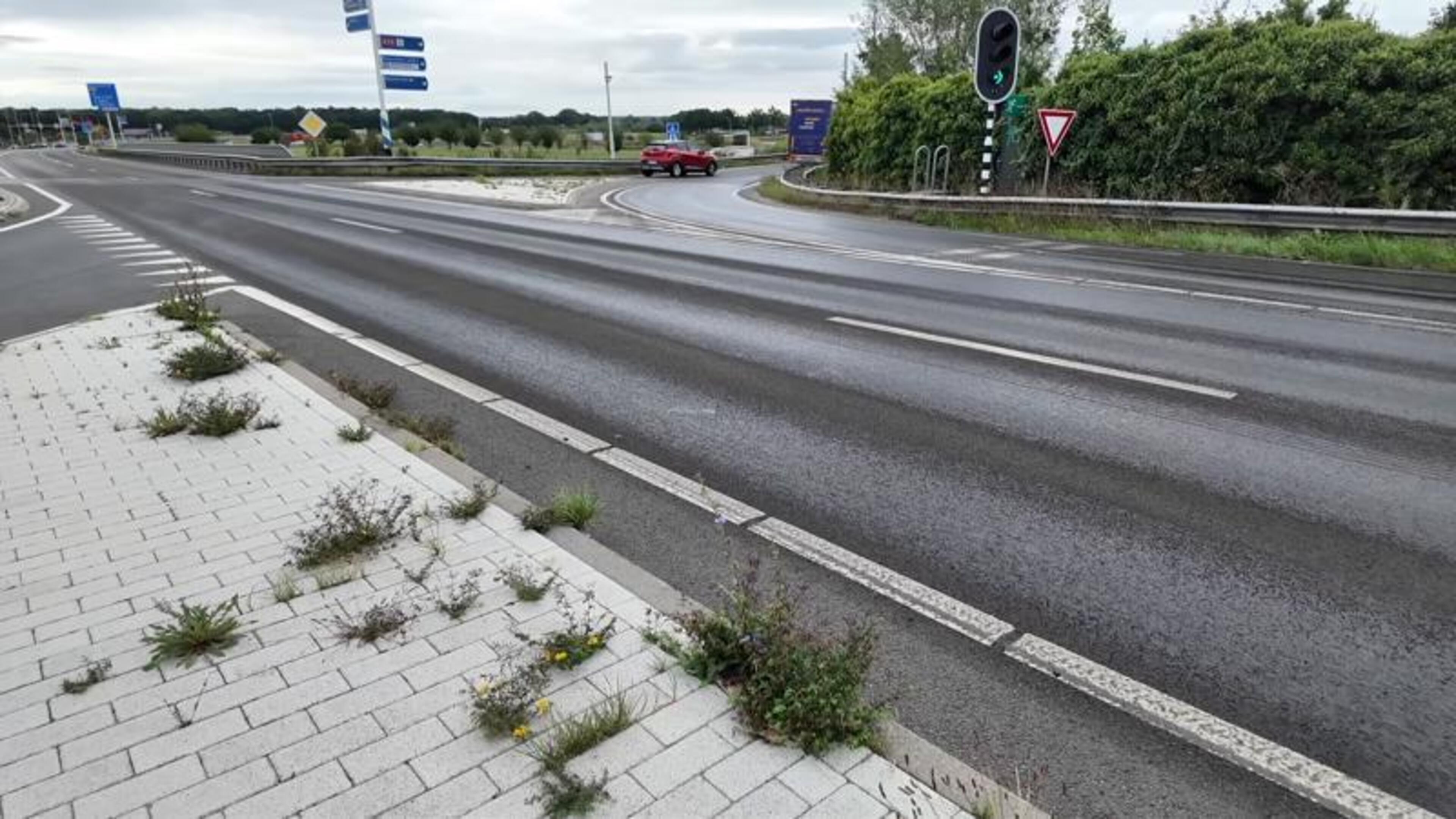 Vrachtwagen verliest mest in roermond