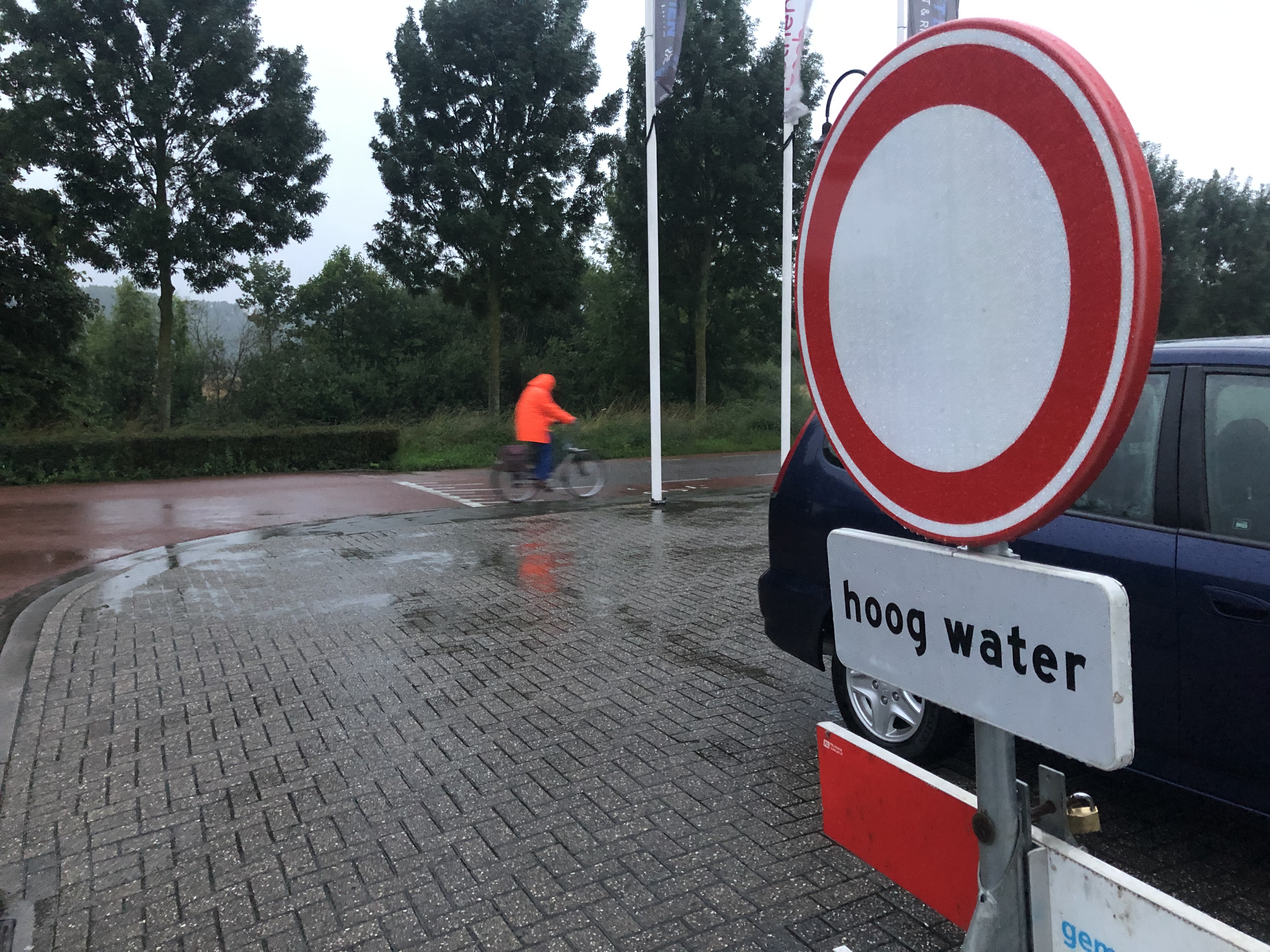 Hoogste waterstand ooit verwacht: langs de Roer is het wachten op wat komen gaat