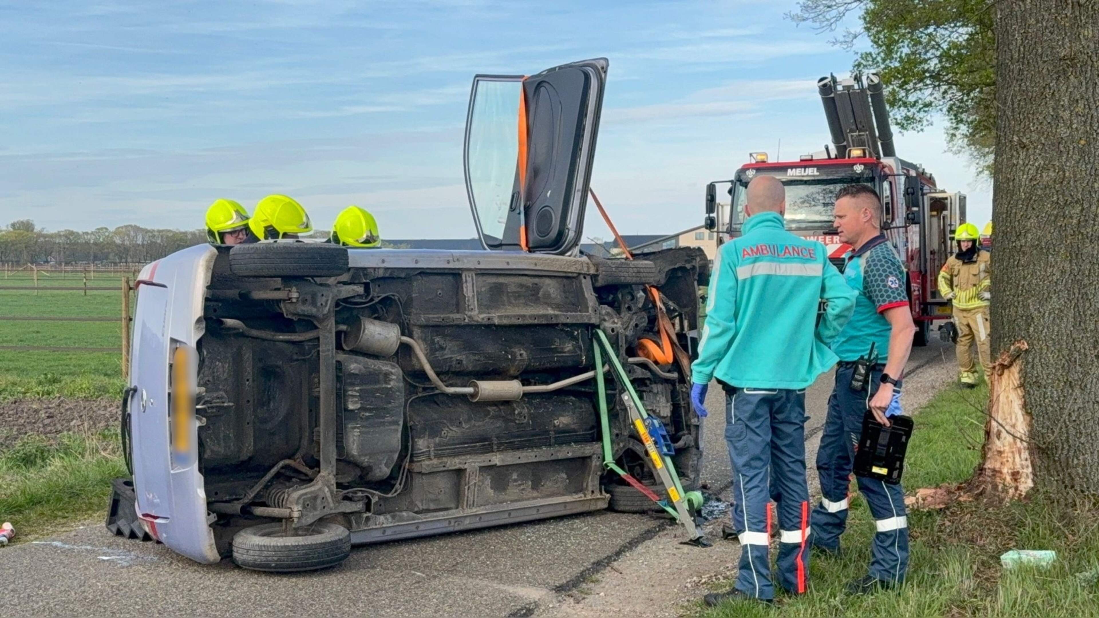 Auto eindigt op zijkant bij eenzijdig ongeval in Meijel: traumahelikopter opgeroepen.
