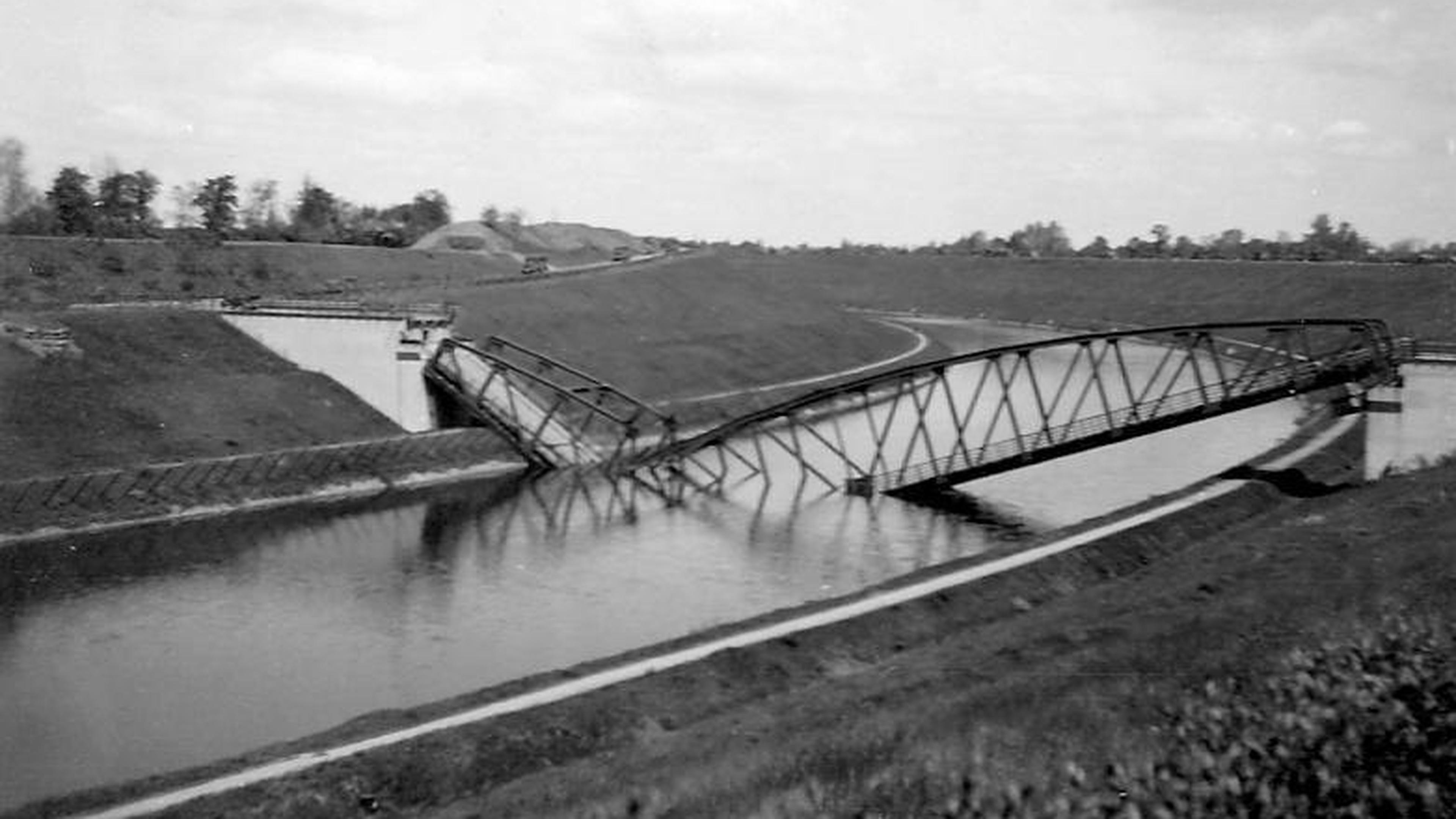 Brug over Julianakanaal bij Elsloo in oorlog opgeblazen en 23 jaar later, na koninklijk bezoek pas t