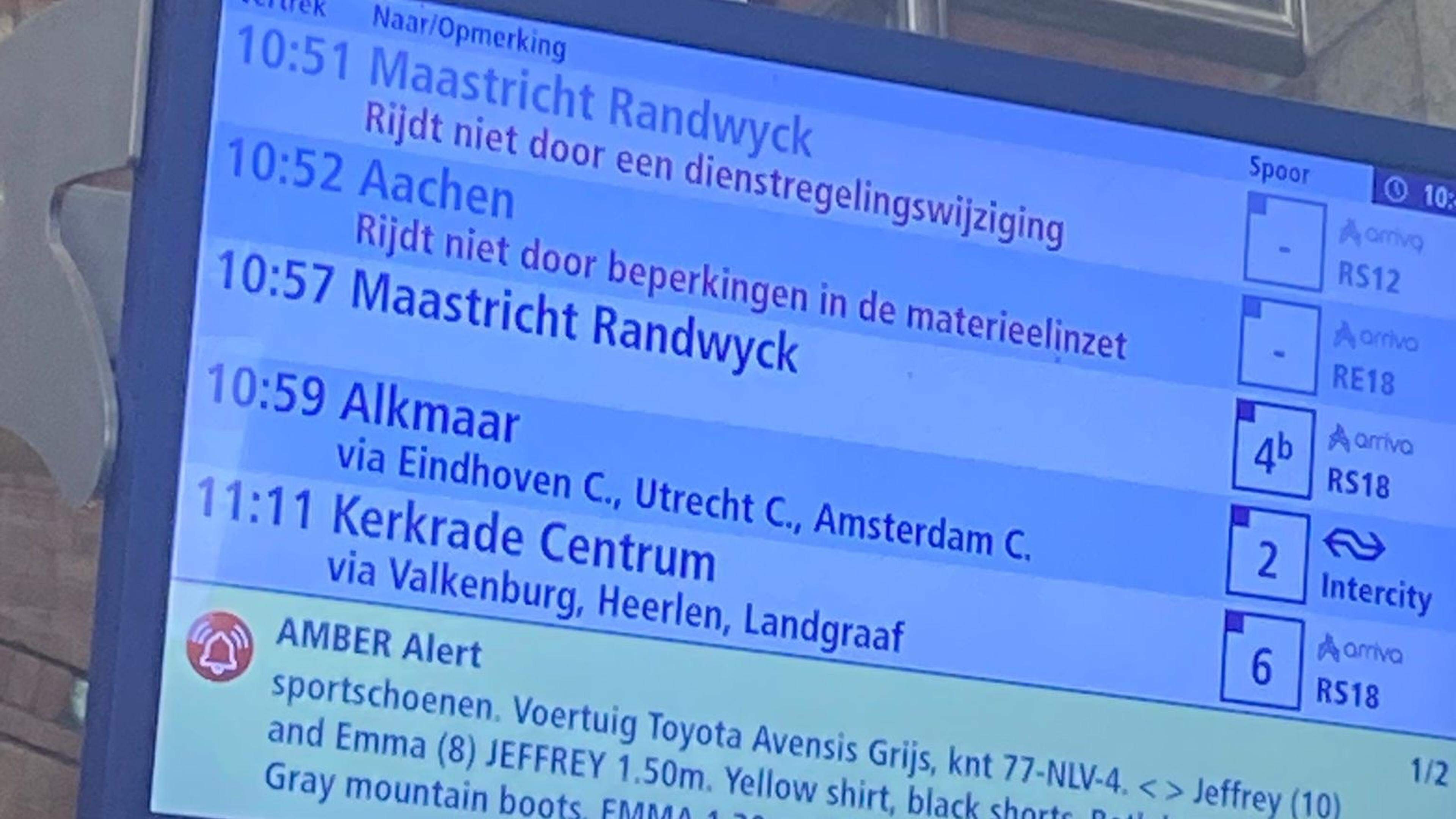 Smoezen op het perron, té mooie reclamezuilen en een Maastrichtse zanger op een roze wolk