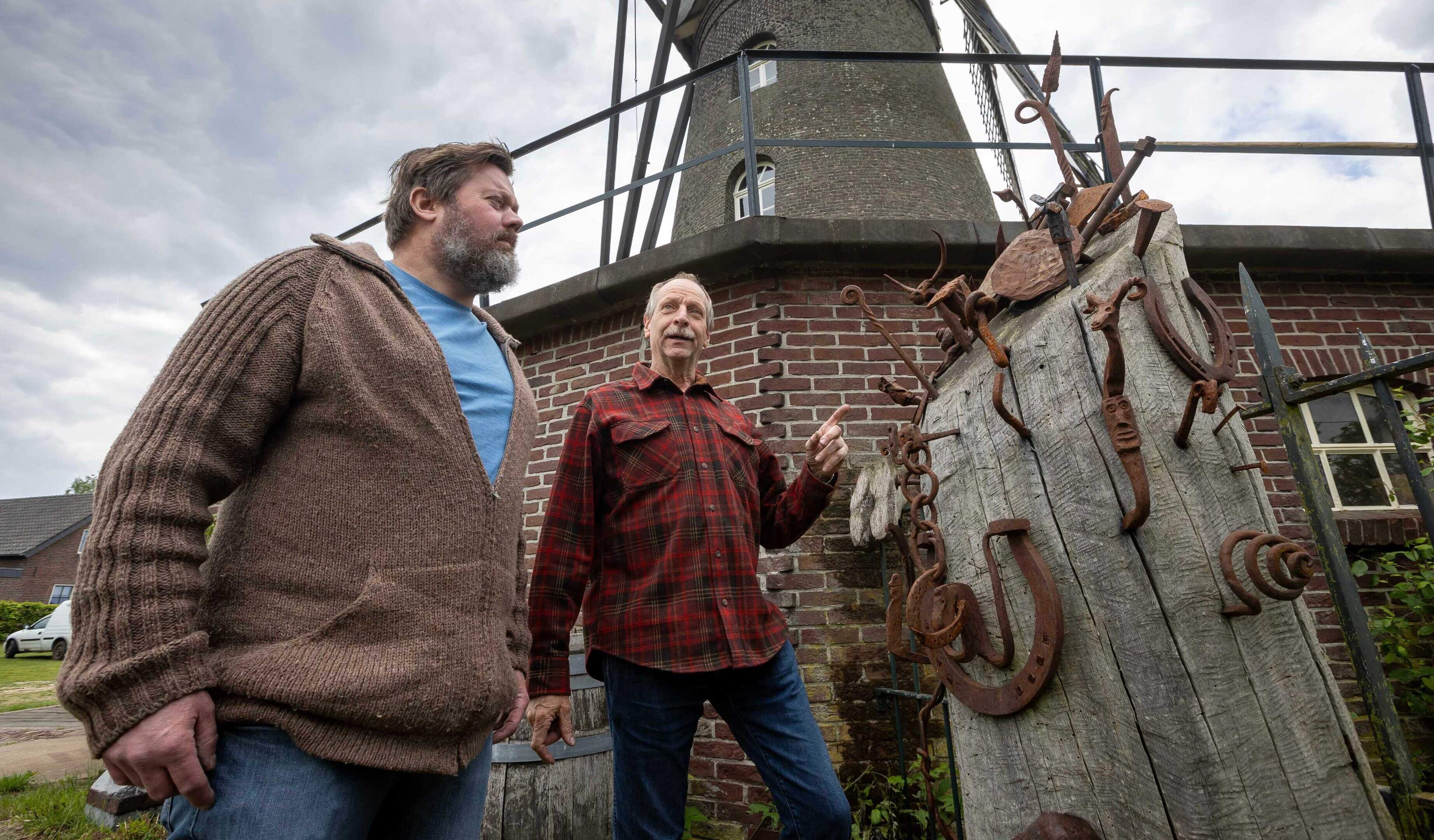 Rokende smidsvuren, hamerende smeden en een nagelboom die wacht op nieuwe creaties: het is weer tijd