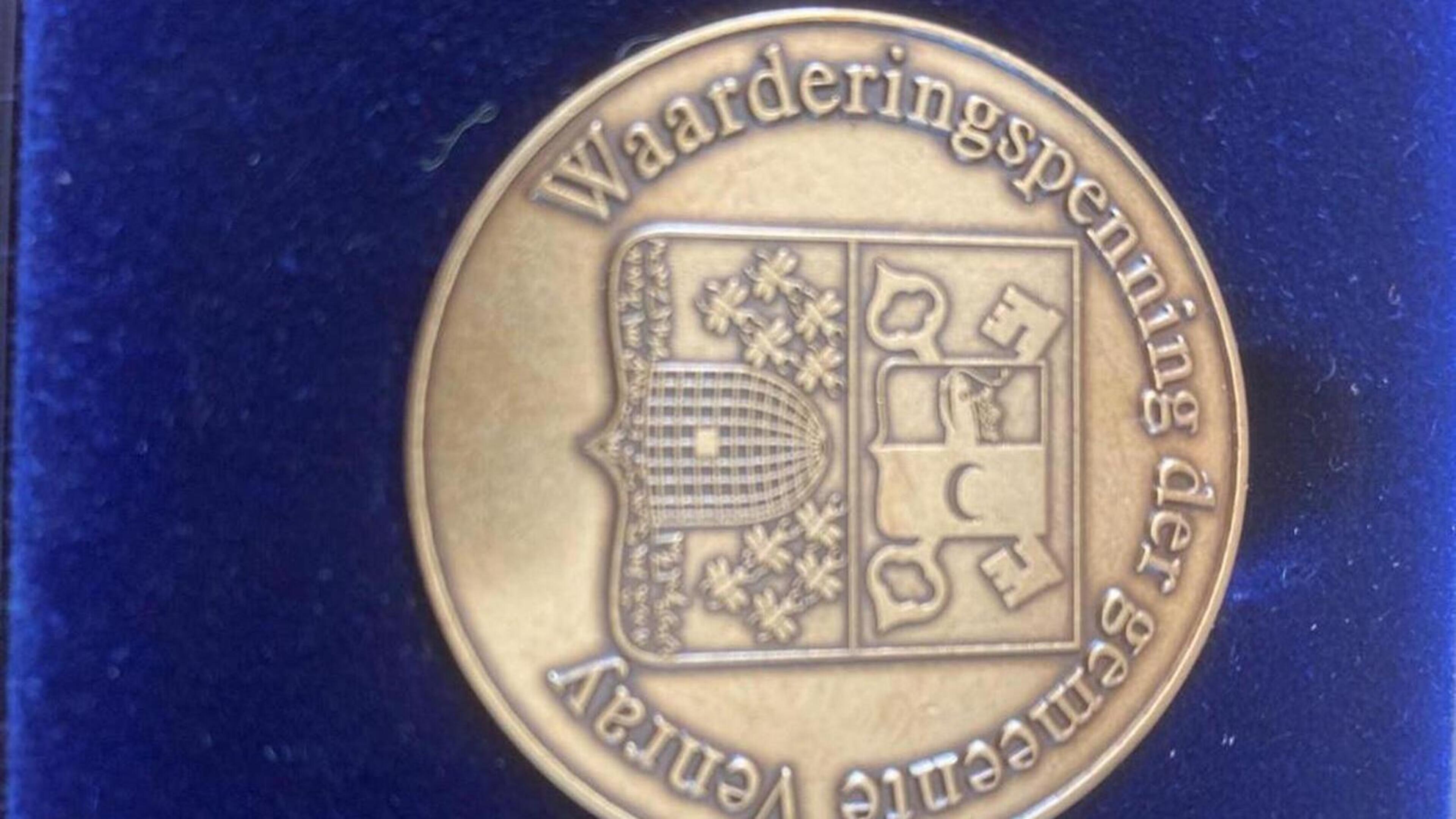 Waarderingspenning gemeente Venray voor Ine van Veghel