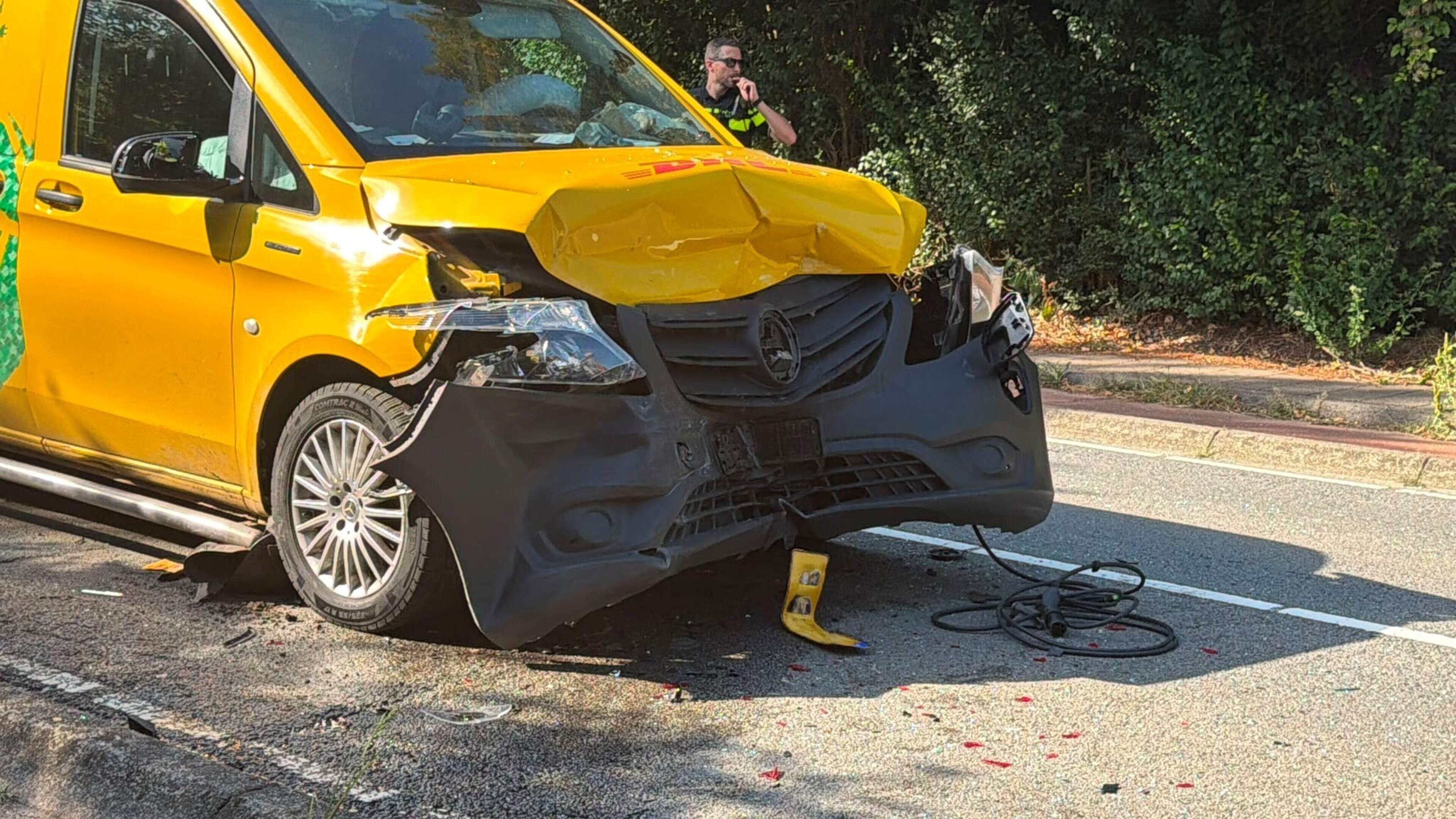 Botsing tussen DHL-busje en auto in Maastricht