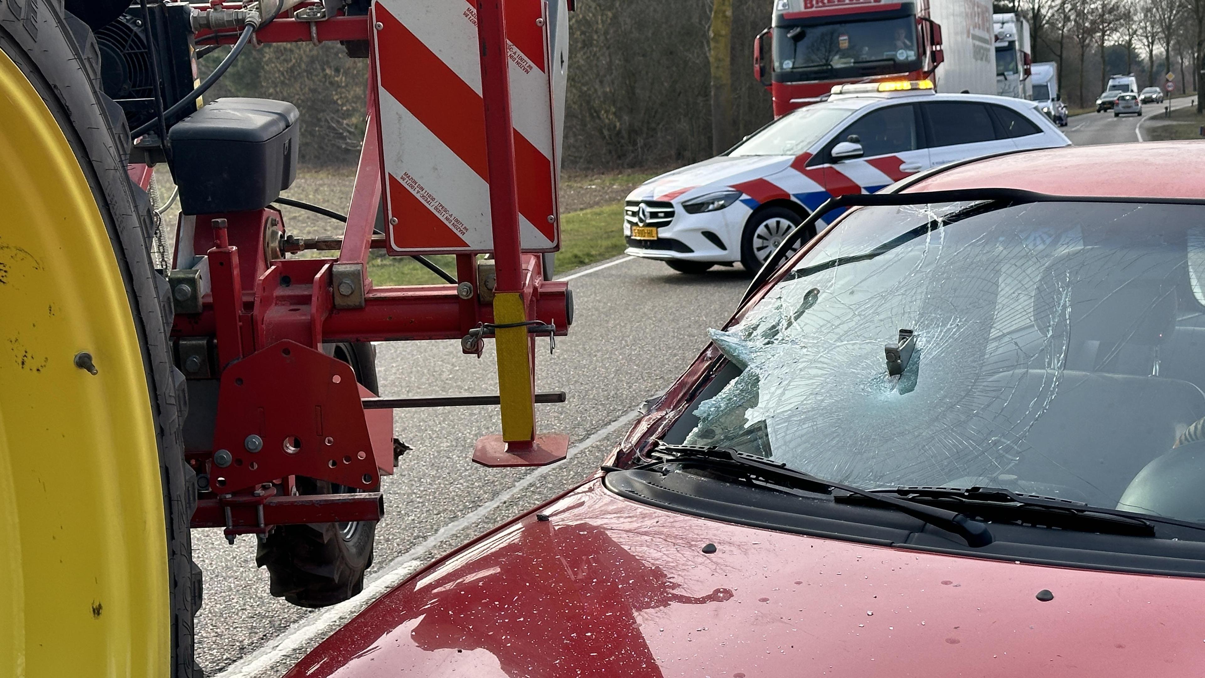 Auto botst tegen tractor in Grubbenvorst