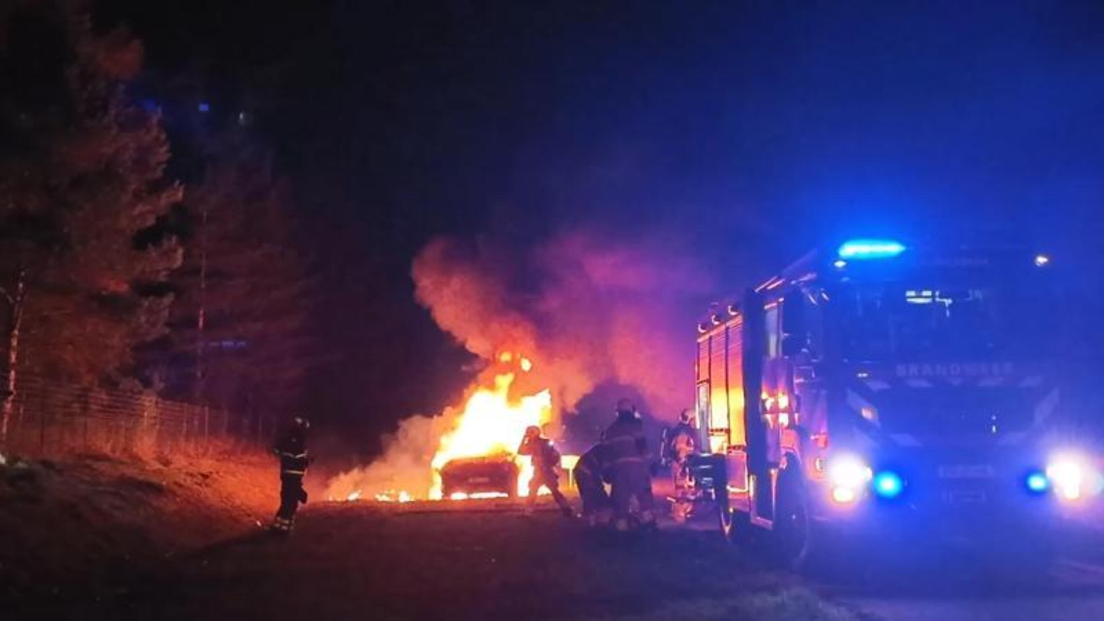 Auto volledig uitgebrand op A73 richting Venlo, rijstrook afgesloten