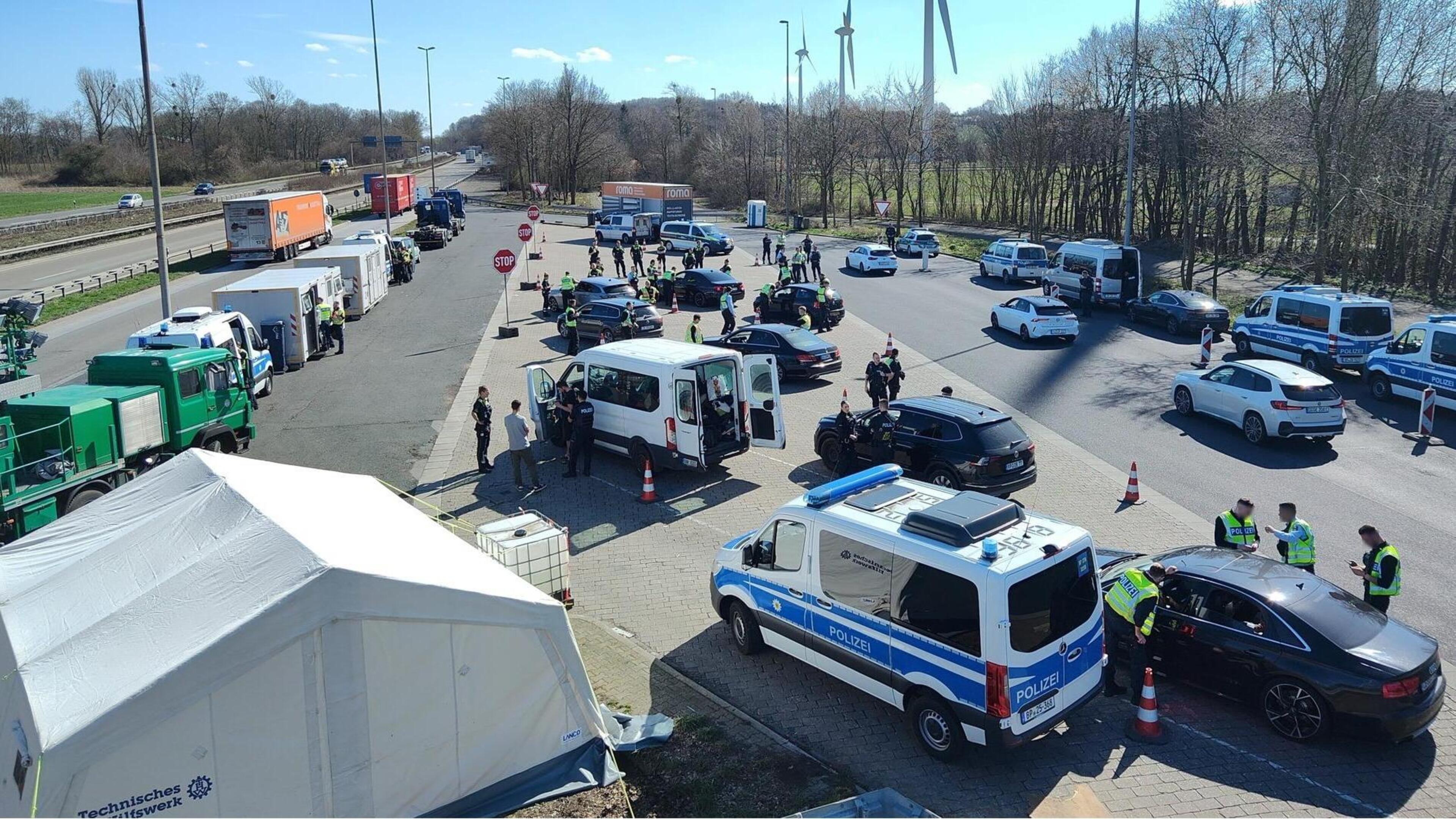 Politie controleert duizenden voertuigen bij grensovergang A76: kilo heroïne onderschept, meerdere d