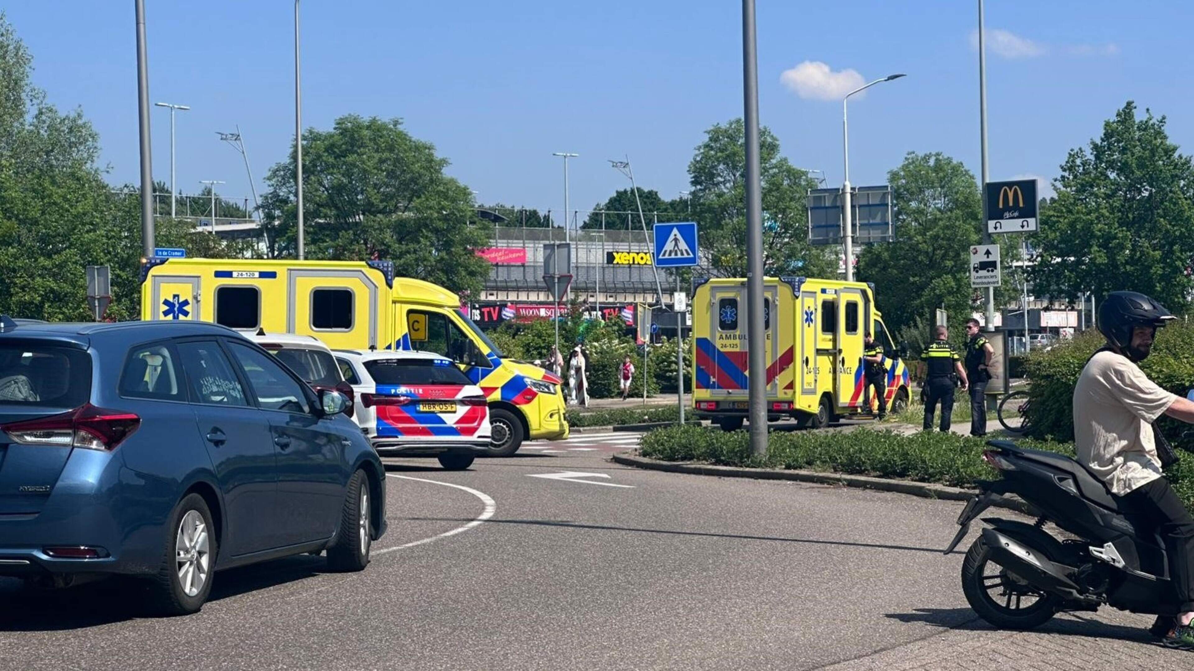 Ongeluk bij Woonboulevard in Heerlen: fietser na botsing gewond afgevoerd