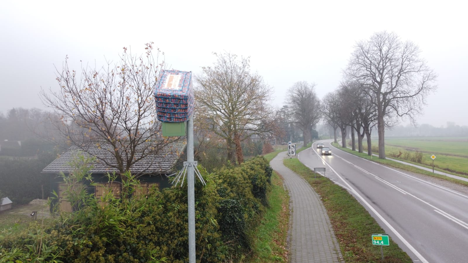 Sint laat pakje achter op flitspaal langs provinciale weg
