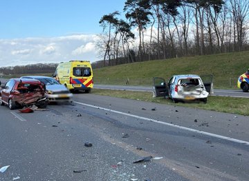 A73 bij Het Vonderen tijdelijk dicht vanwege ongeval met drie voertuigen vlak na knooppunt