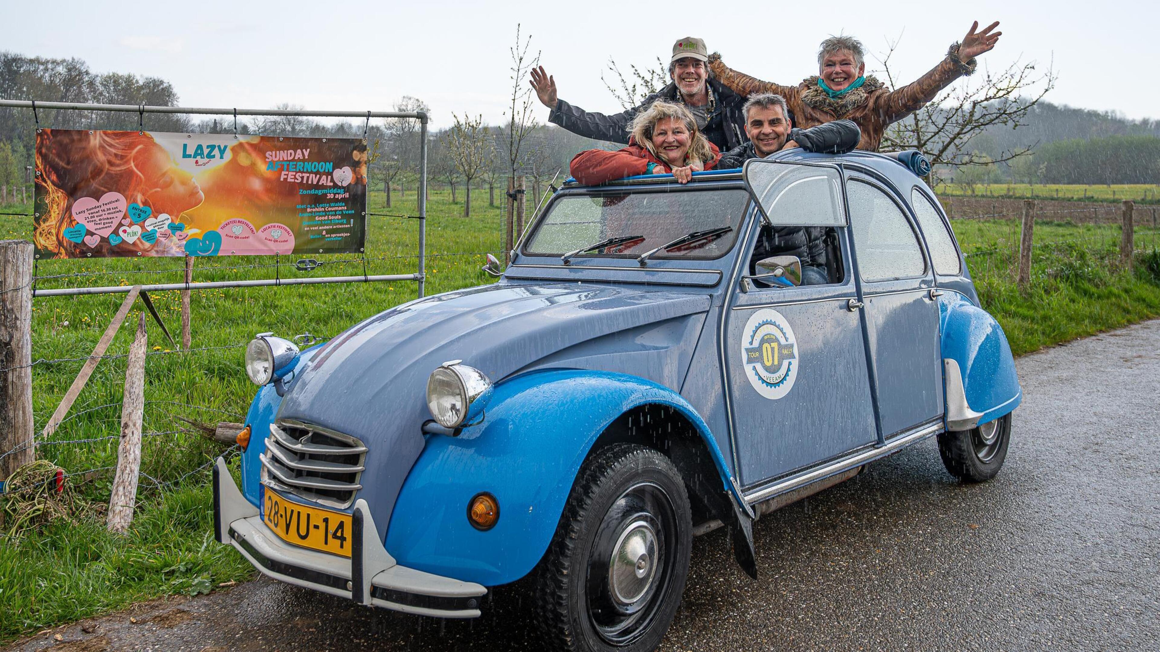 Daten en dansen in het gras tussen de fruitbomen in het Plökbos van Munstergeleen