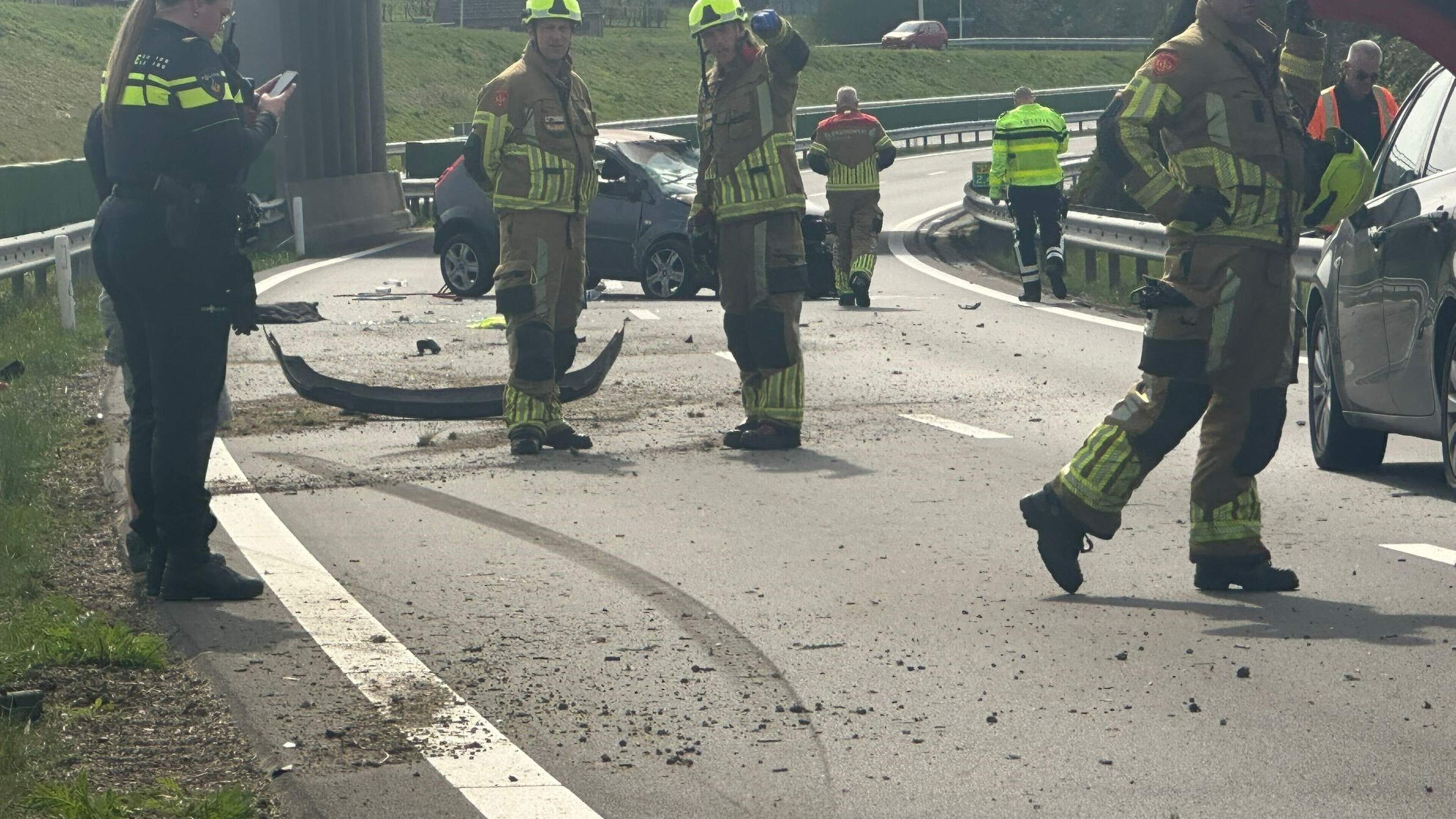 Auto stuitert heen en weer tussen vangrails Buitenring: bestuurder gewond
