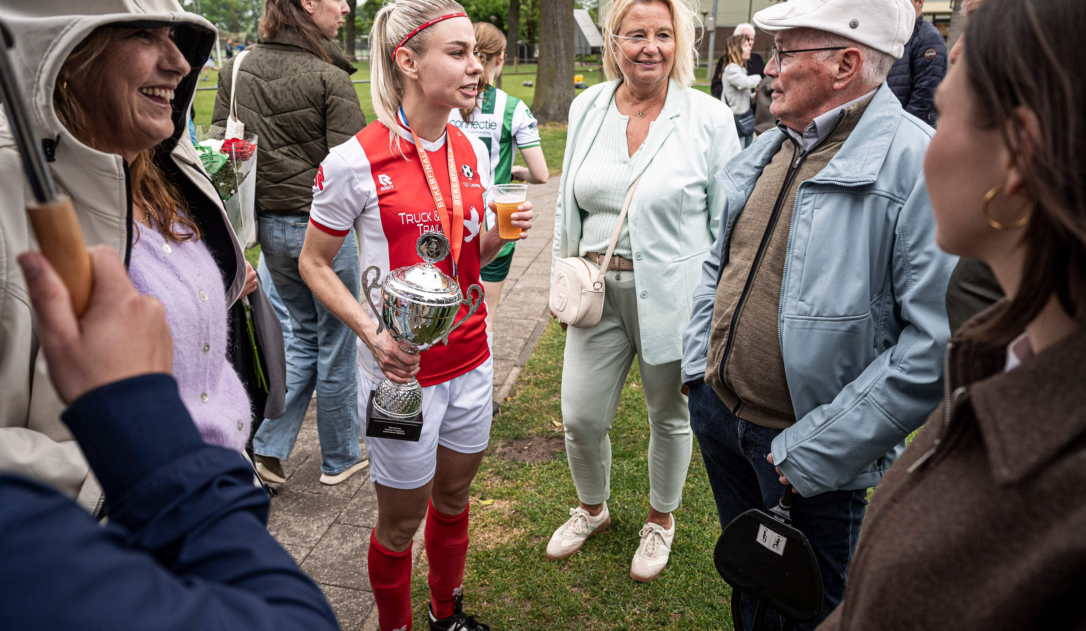 Bekerfinaledag in Nederweert: feestje in de regen, bezoek uit Dublin en fanatieke voorzitter