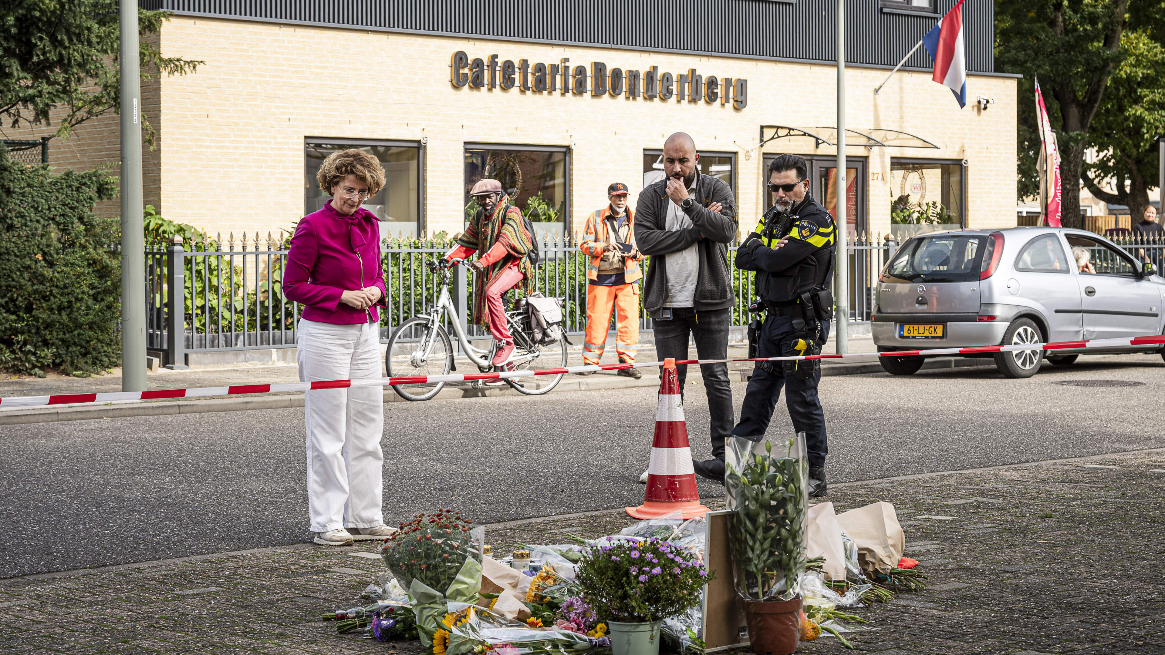 Burgemeester op bezoek bij buurtbewoners die te hulp schoten bij dodelijke schietpartij in de Donder