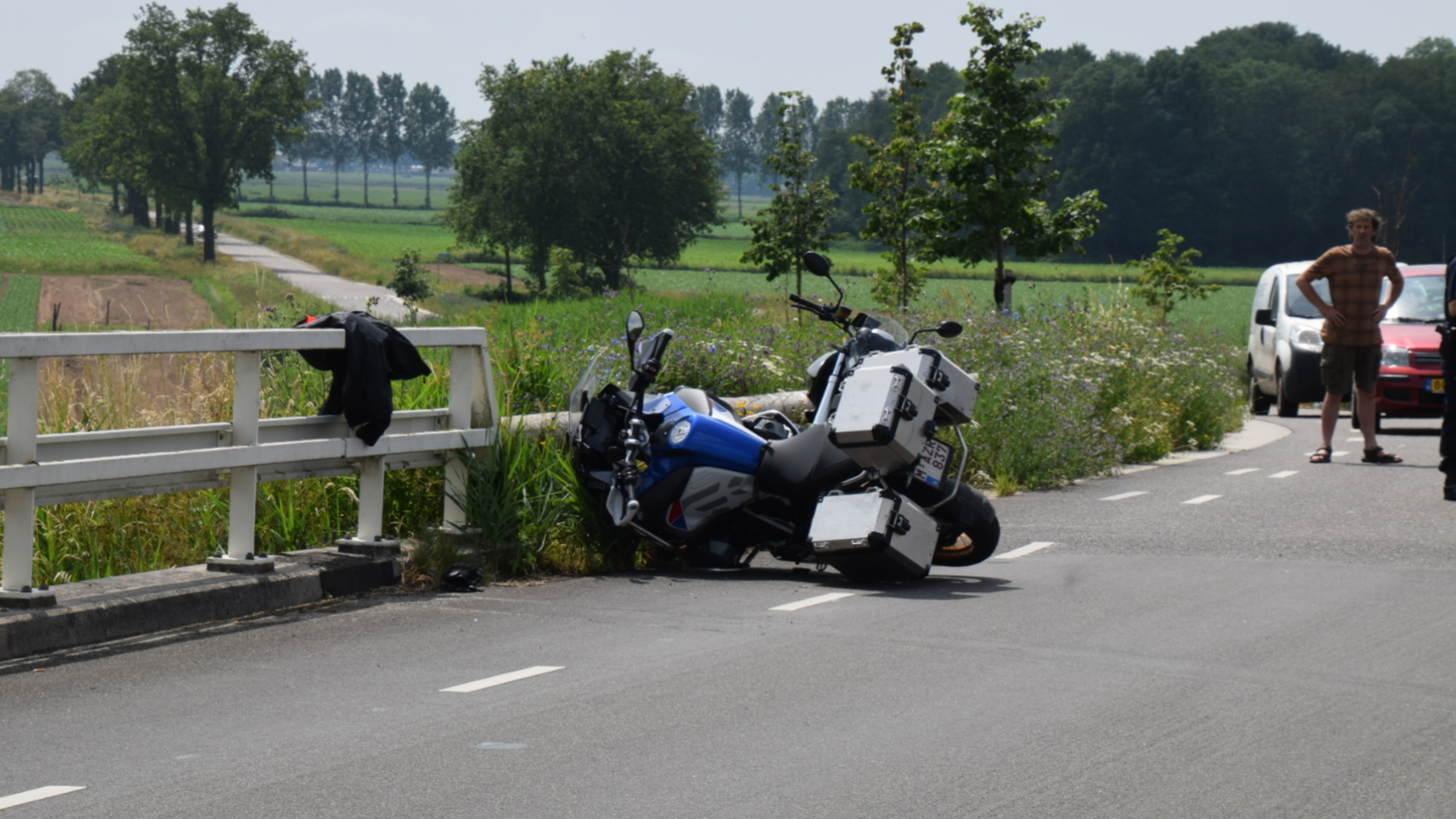 Motorrijder gewond na botsing met auto in Oostrum