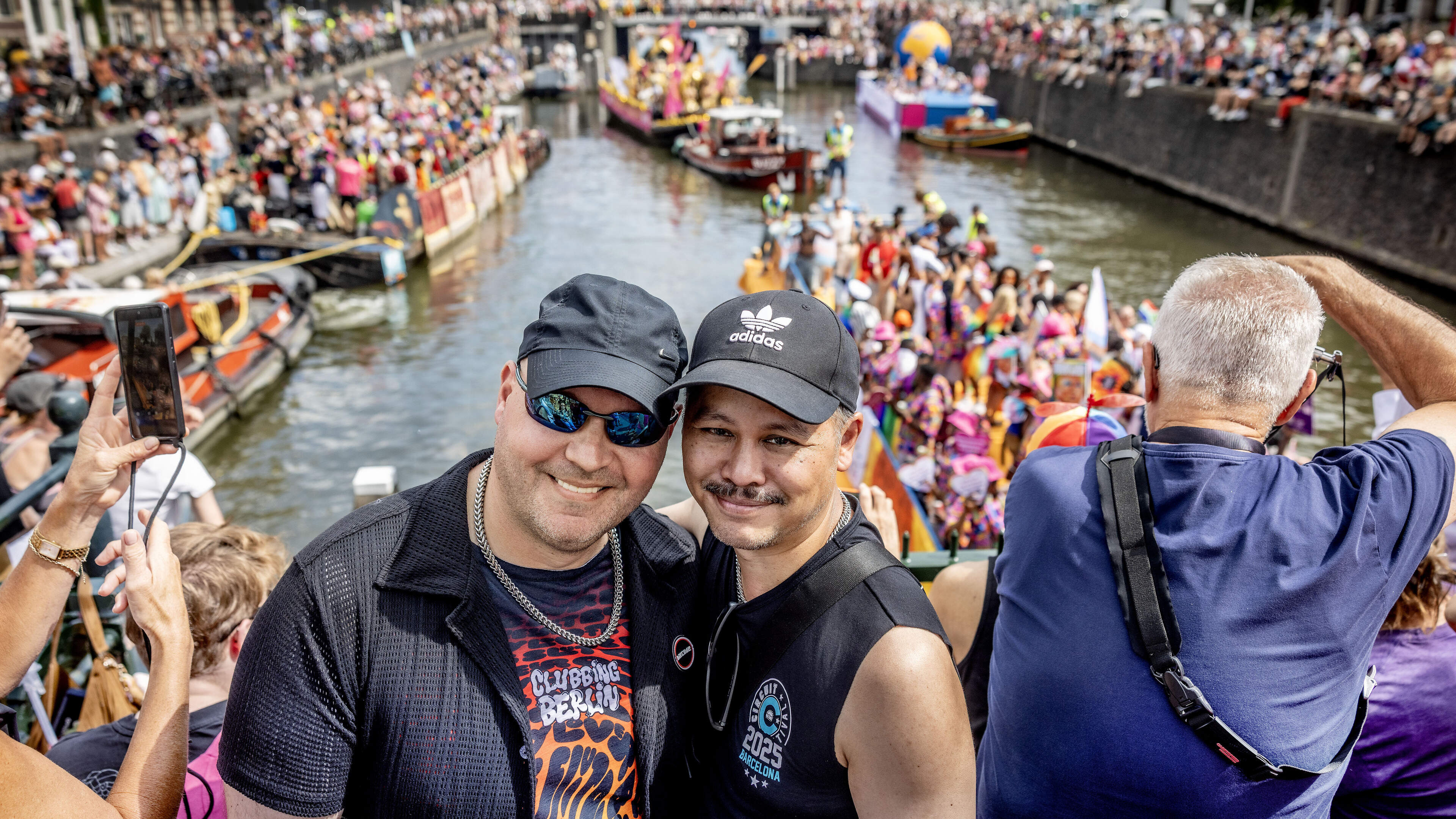 Bart (47) en Reggy (53) uit Roermond bij uitbundige Canal Parade in Amsterdam: ‘Voor één dag is de s