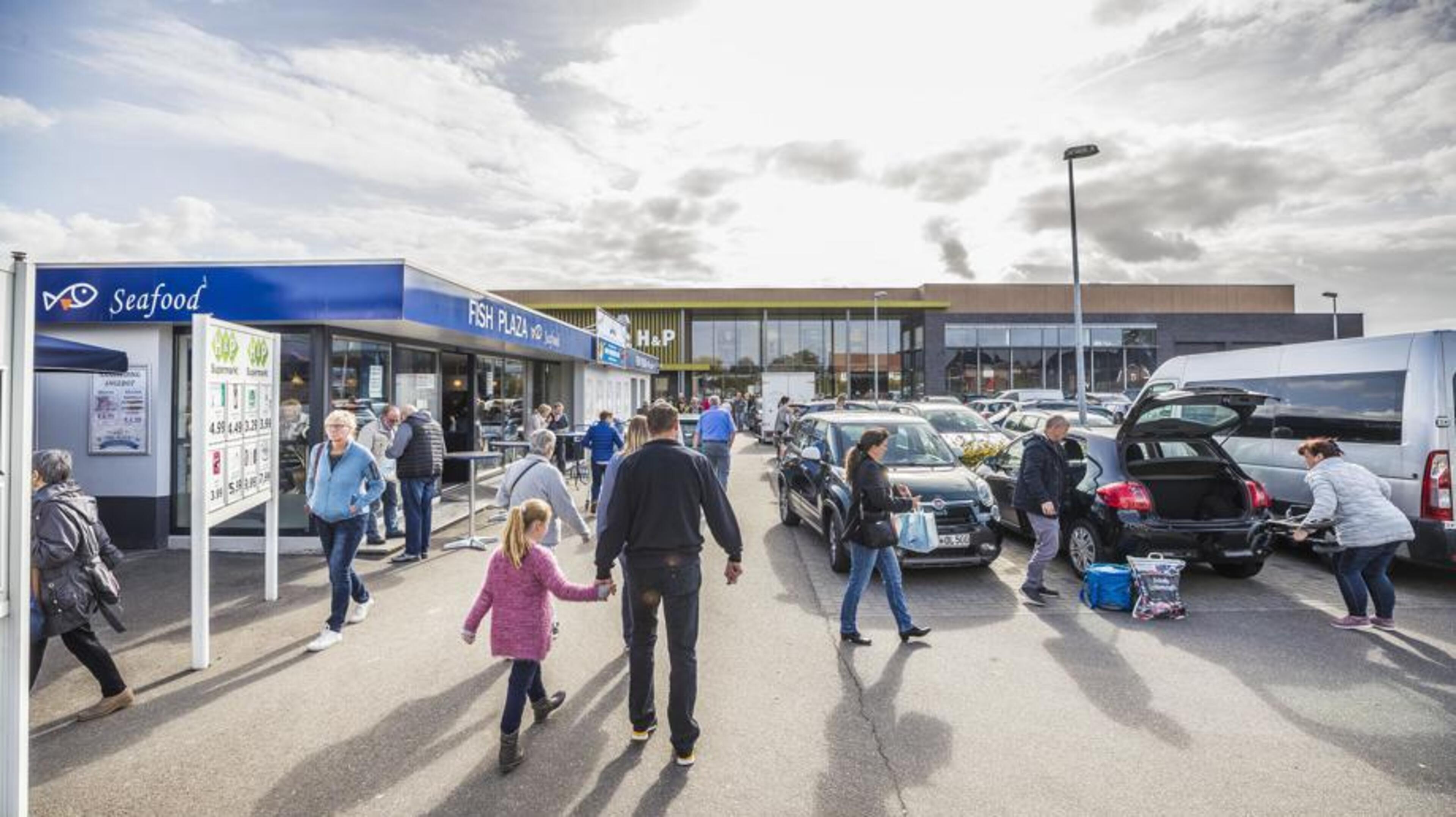 Gekkenhuis door Duitse kooptoeristen bij nieuwe supermarkt