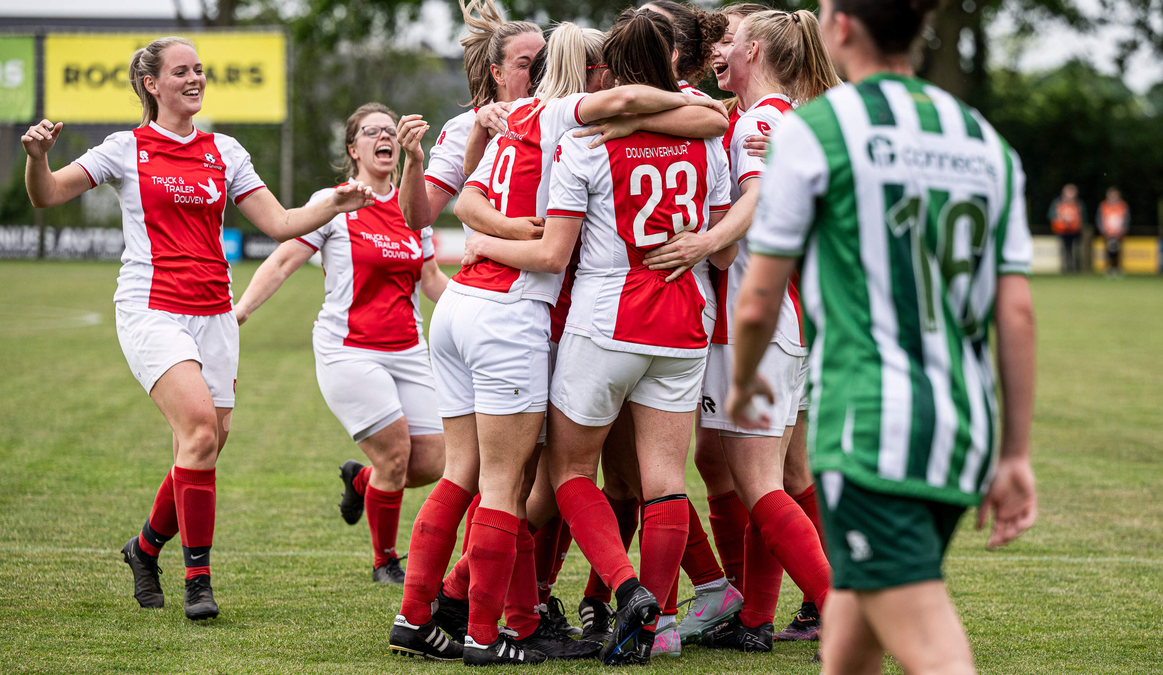 Vrouwen SV Leveroy scoren zes keer, maar verliezen wel en zijn uitgeschakeld in de strijd om promoti