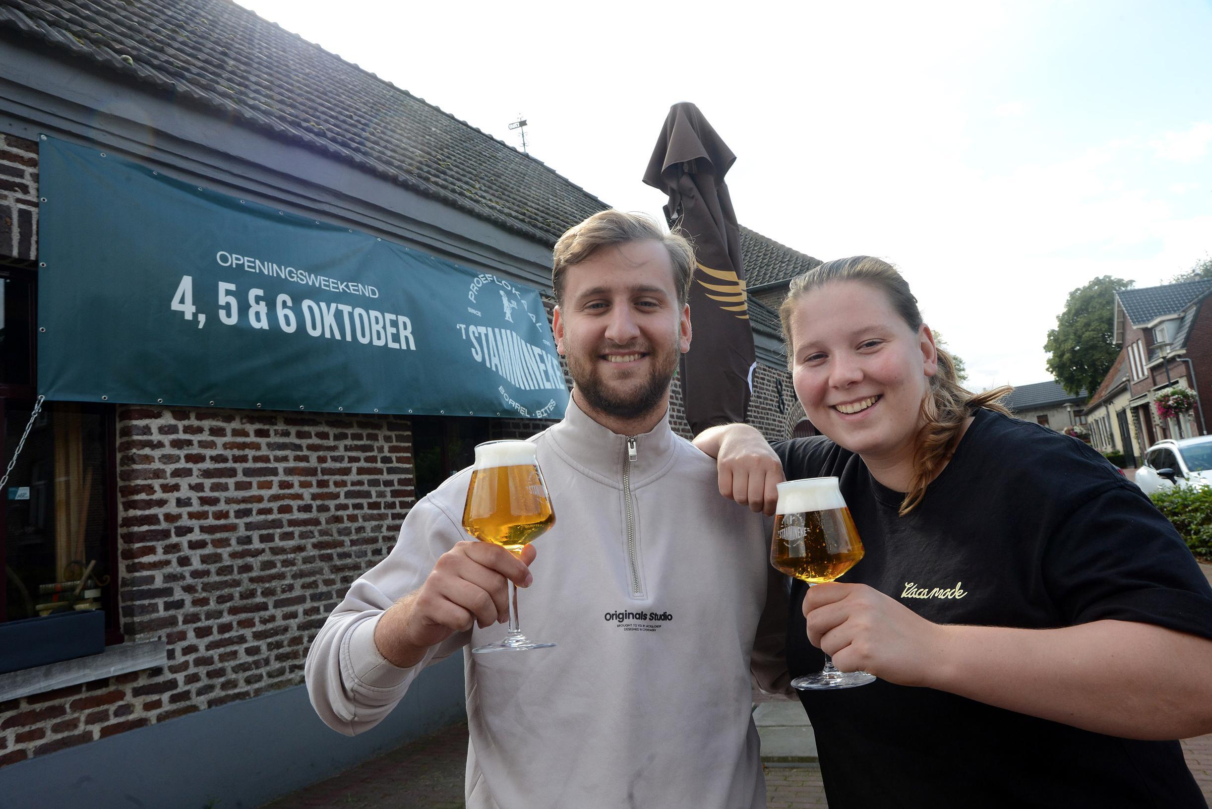 Lars en Lotte stappen samen in ’t Stammineke: borrelen met broer en zus in de enige dorpskroeg van G