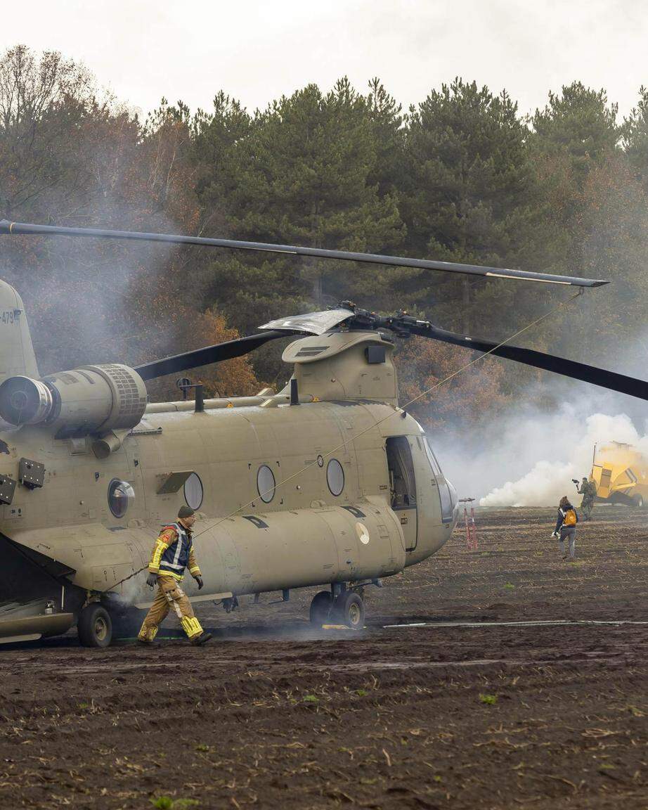 Oefening met een Chinookhelikopter op de Weerterheide.