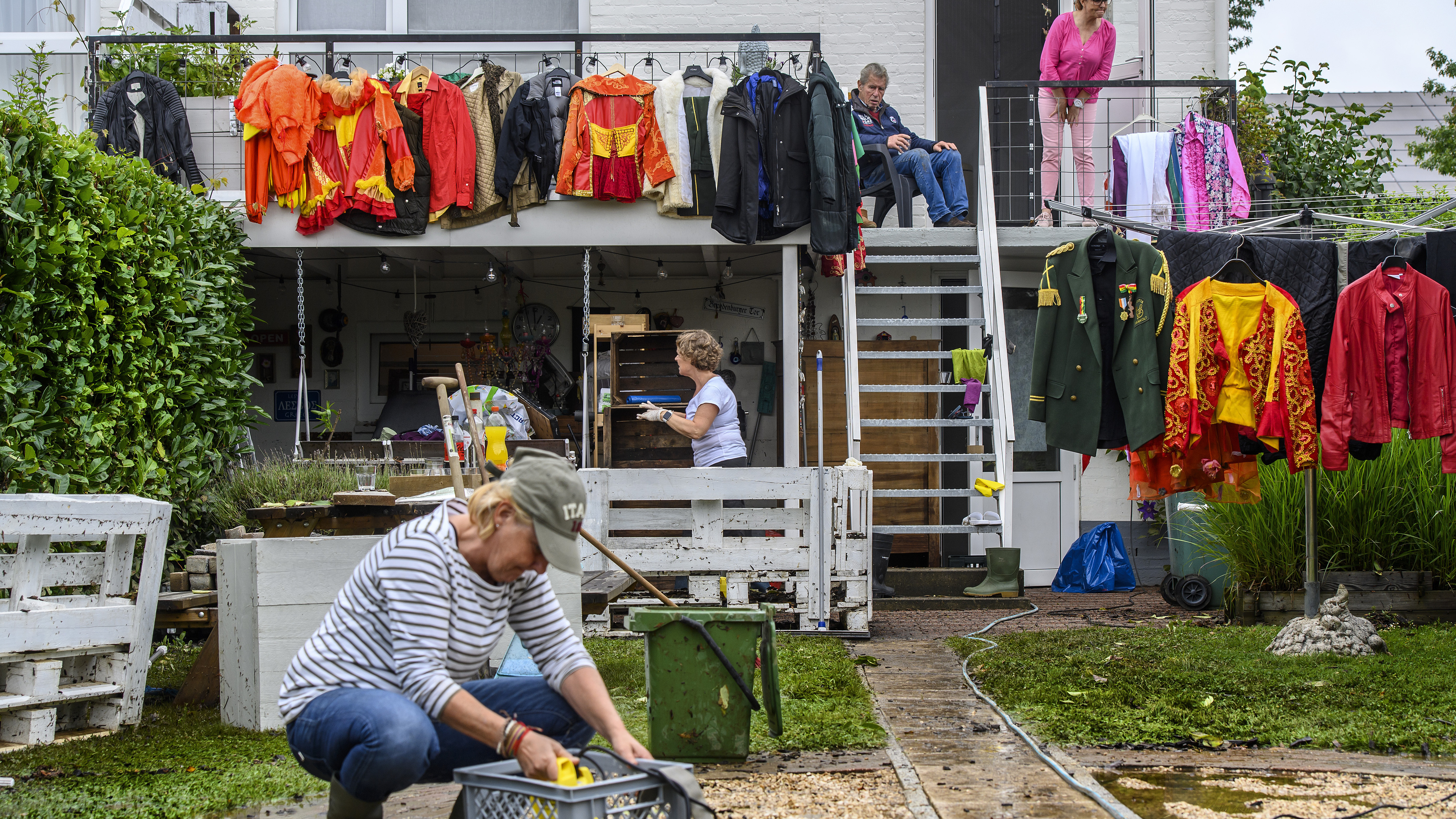 Bosje bloemen, een pan macaroni en meegebrachte laarzen: de misère verbroedert, merken de door het w