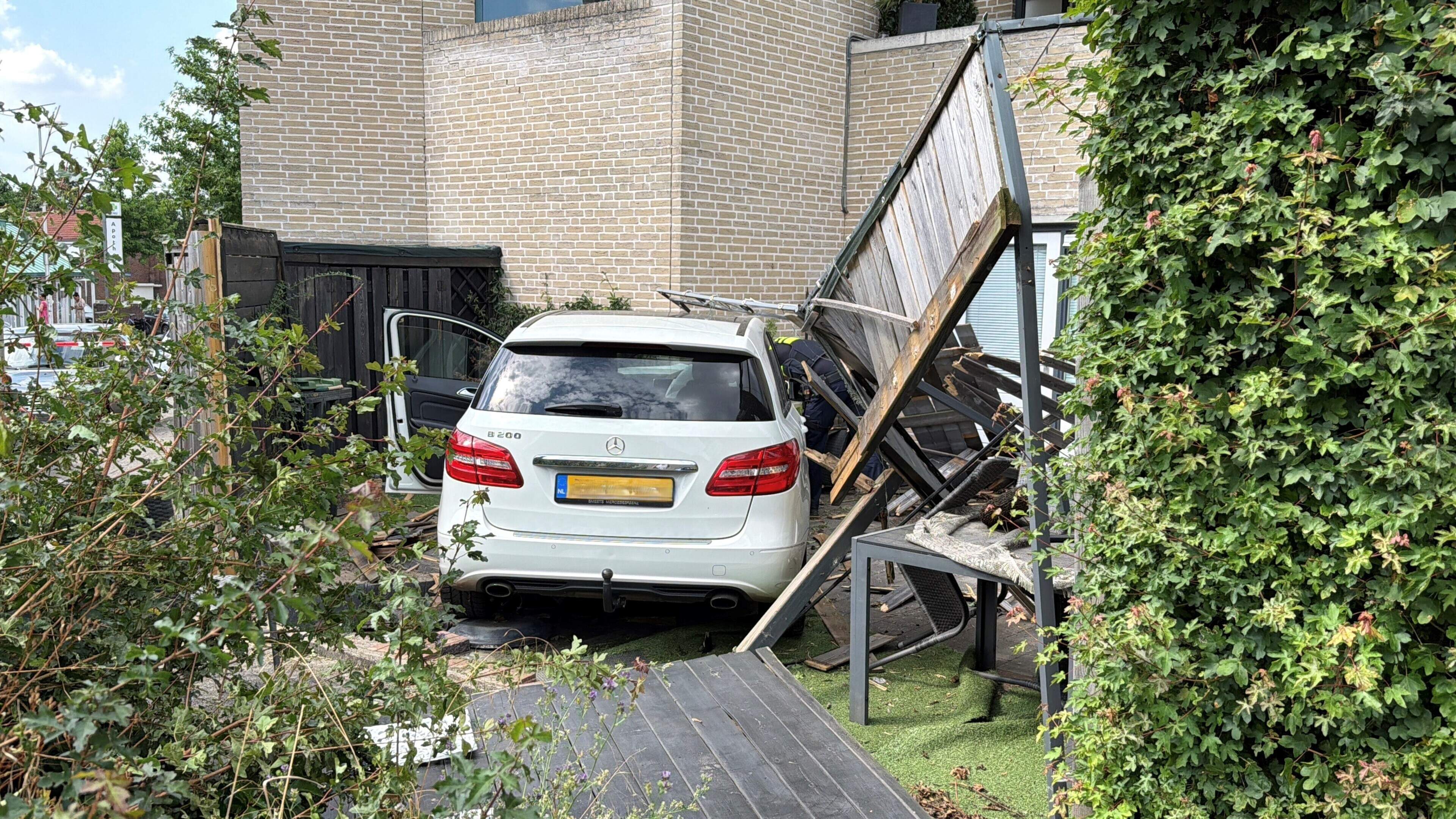 Auto rijdt dwars door tuin en botst tegen appartement in Heerlen, bestuurder aangehouden
