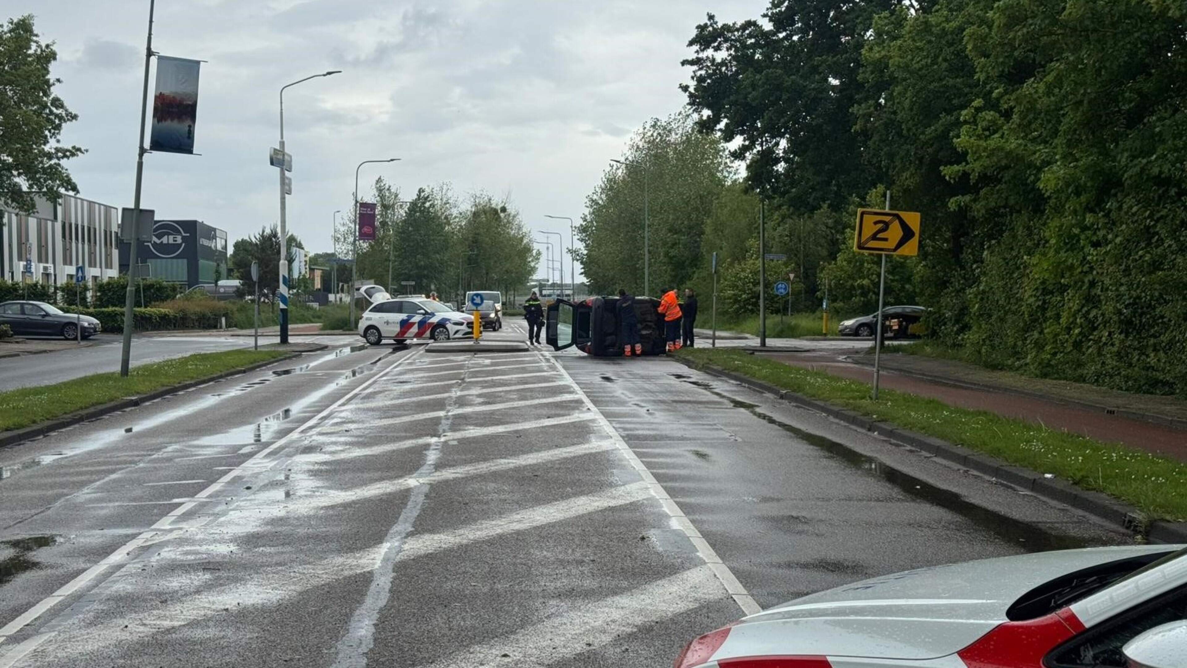 Vrouw slaat met voertuig over de kop na botsing in Brunssum en raakt gewond, andere bestuurder opgep