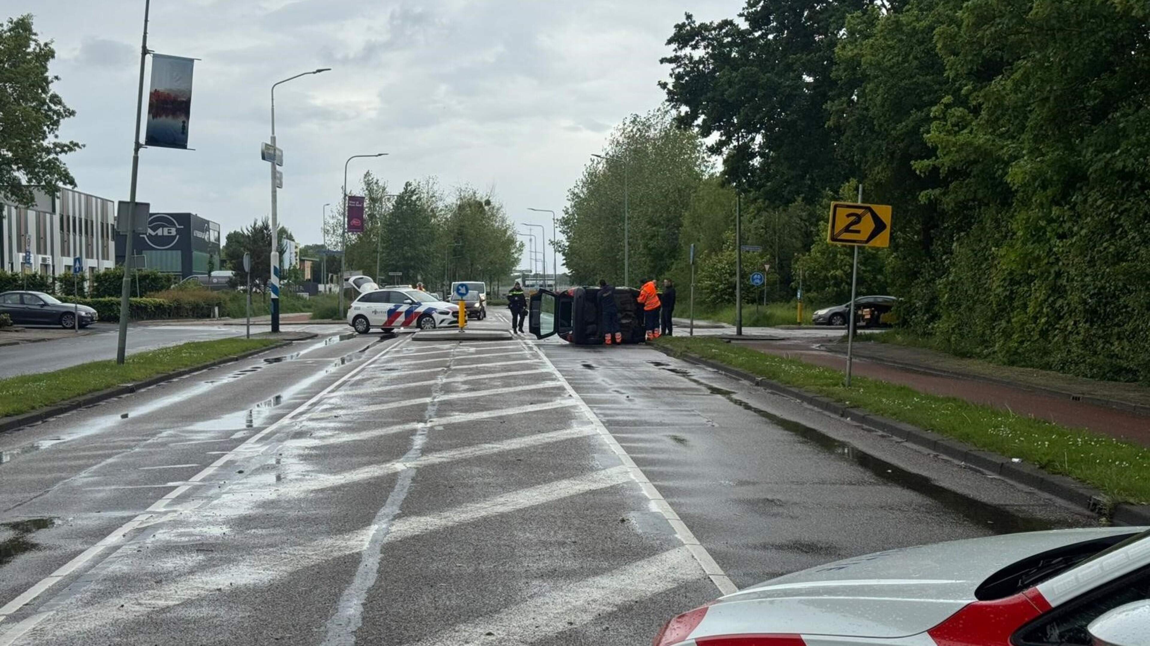 Slachtoffer aanrijding Amsterdam Nieuw-West 13 jaar • Auto met vier inzittenden slaat over de kop.