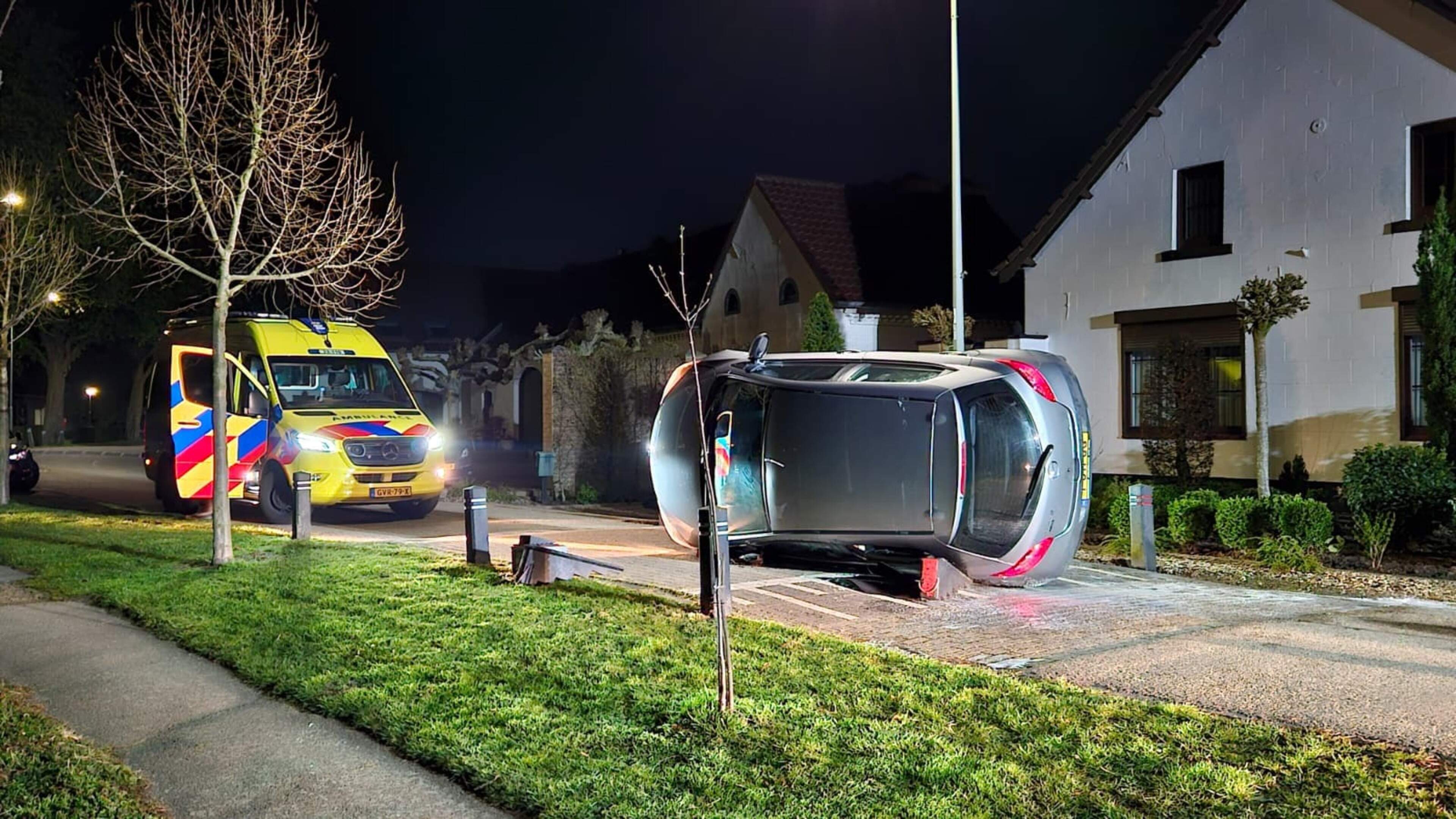 Auto belandt op zijkant bij eenzijdig ongeval in Herten.
