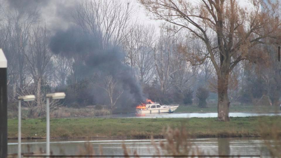Plezierjacht verwoest door brand in Stevensweert