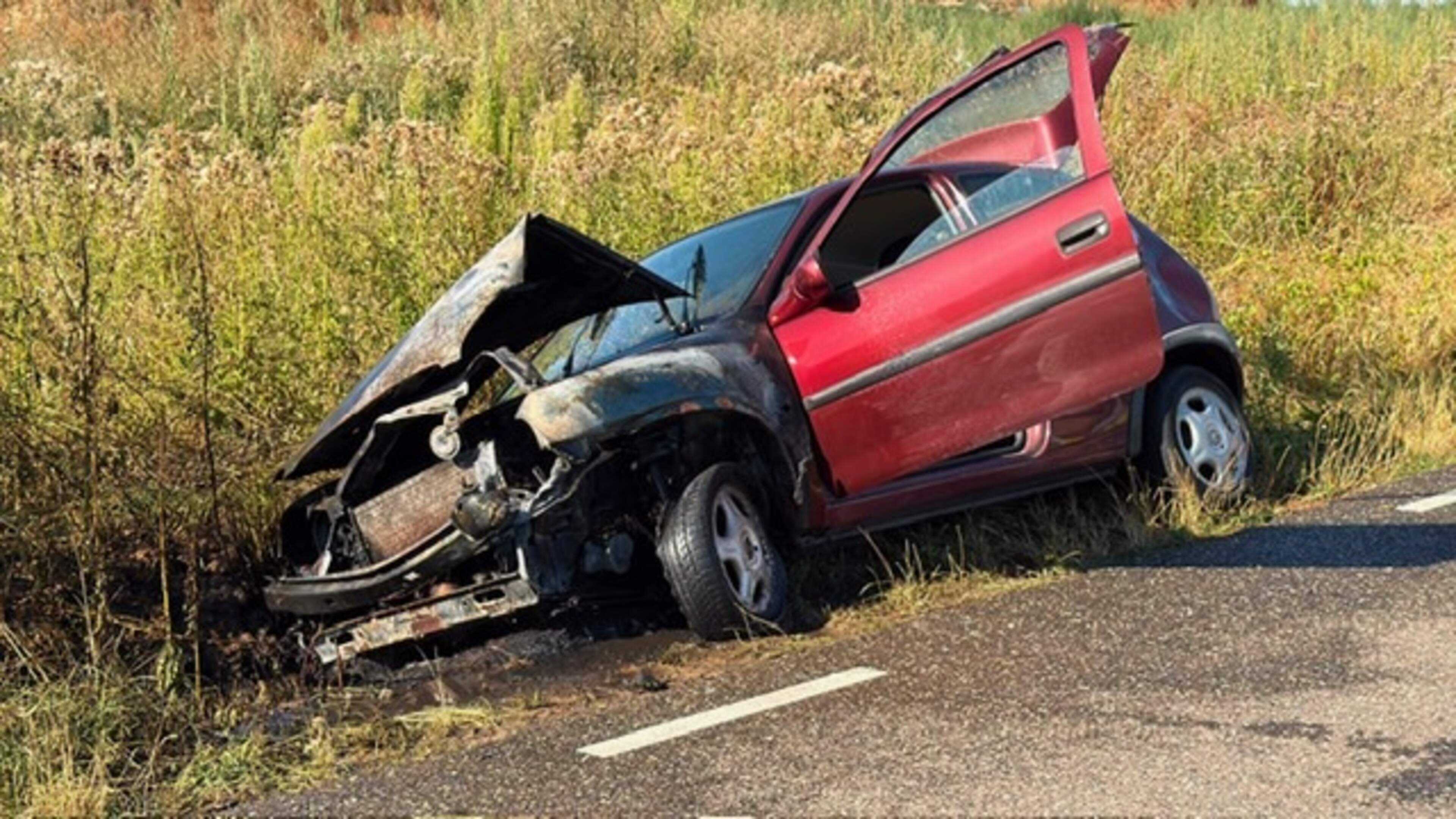 Auto brandt uit in Ulestraten, brandweer moet ook natuur blussen
