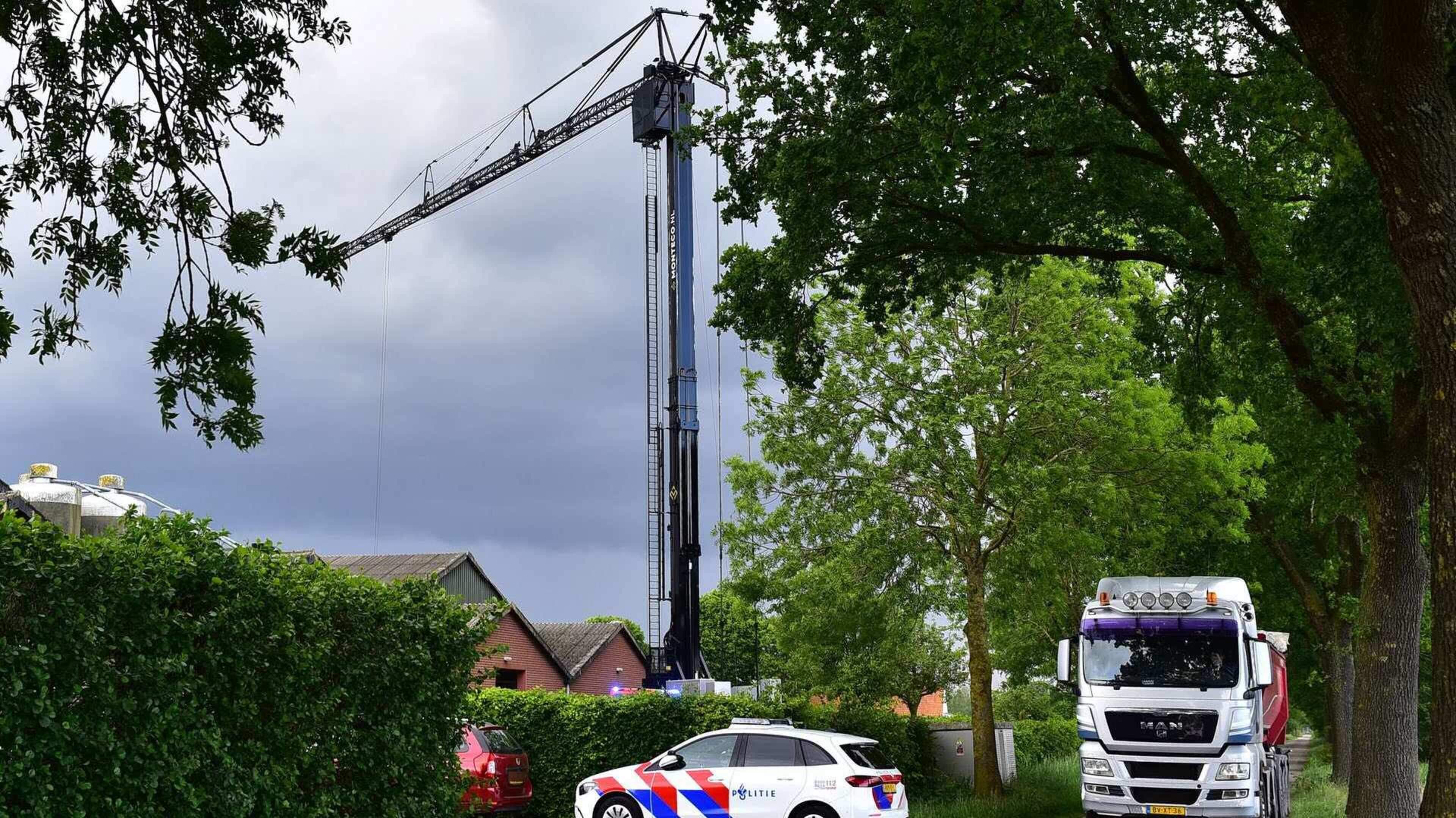 Zwaargewonde (15) na val door dak bij sloopwerkzaamheden agrarisch bedrijf in Nederweert