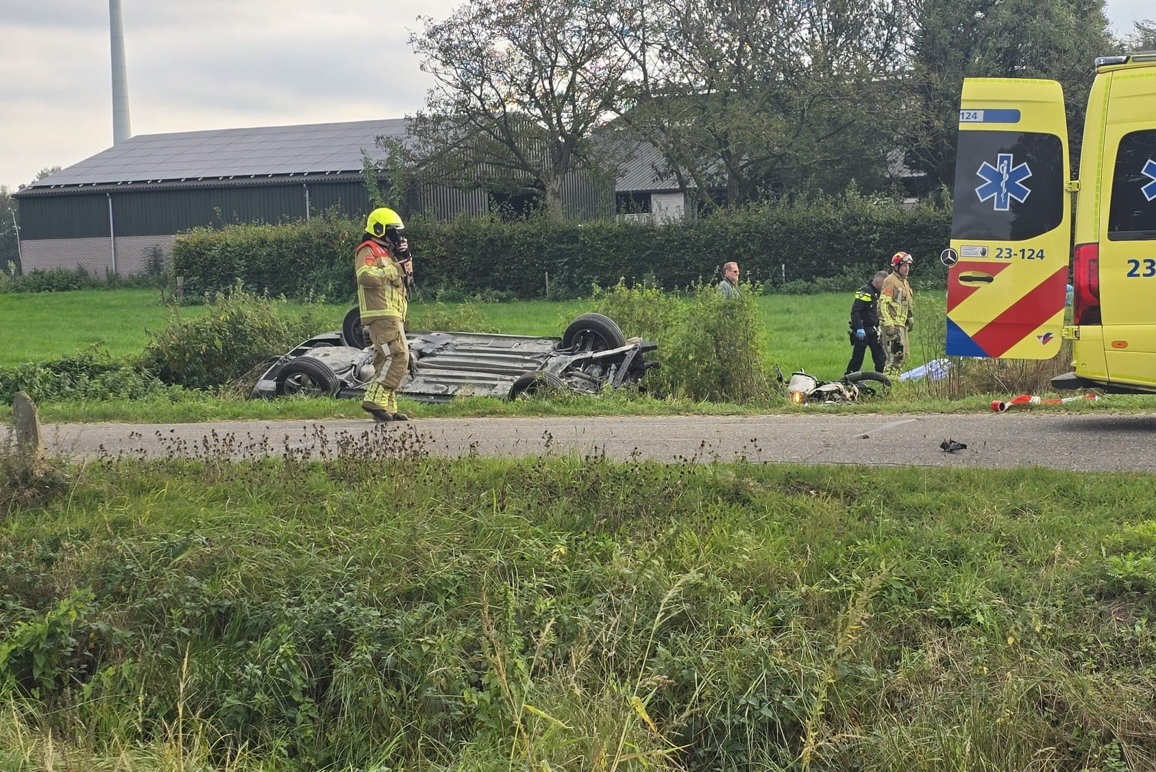 Auto eindigt op kop naast weg Egchel: motorrijder gewond