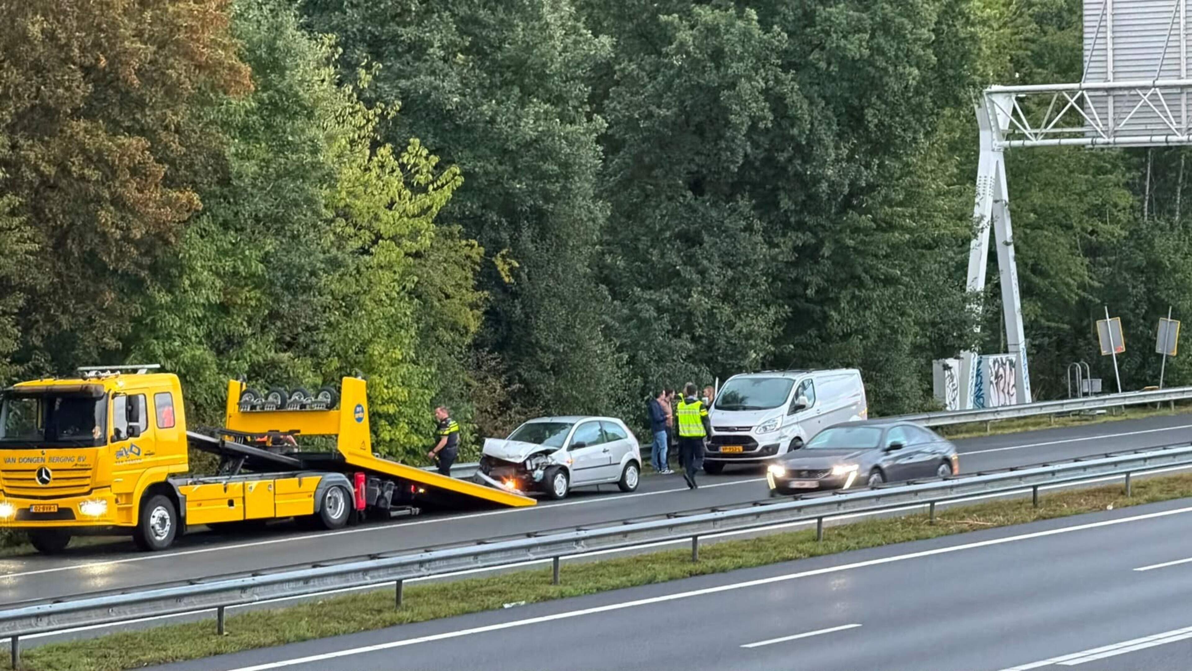 Botsing tussen auto en busje op A76 in Geleen