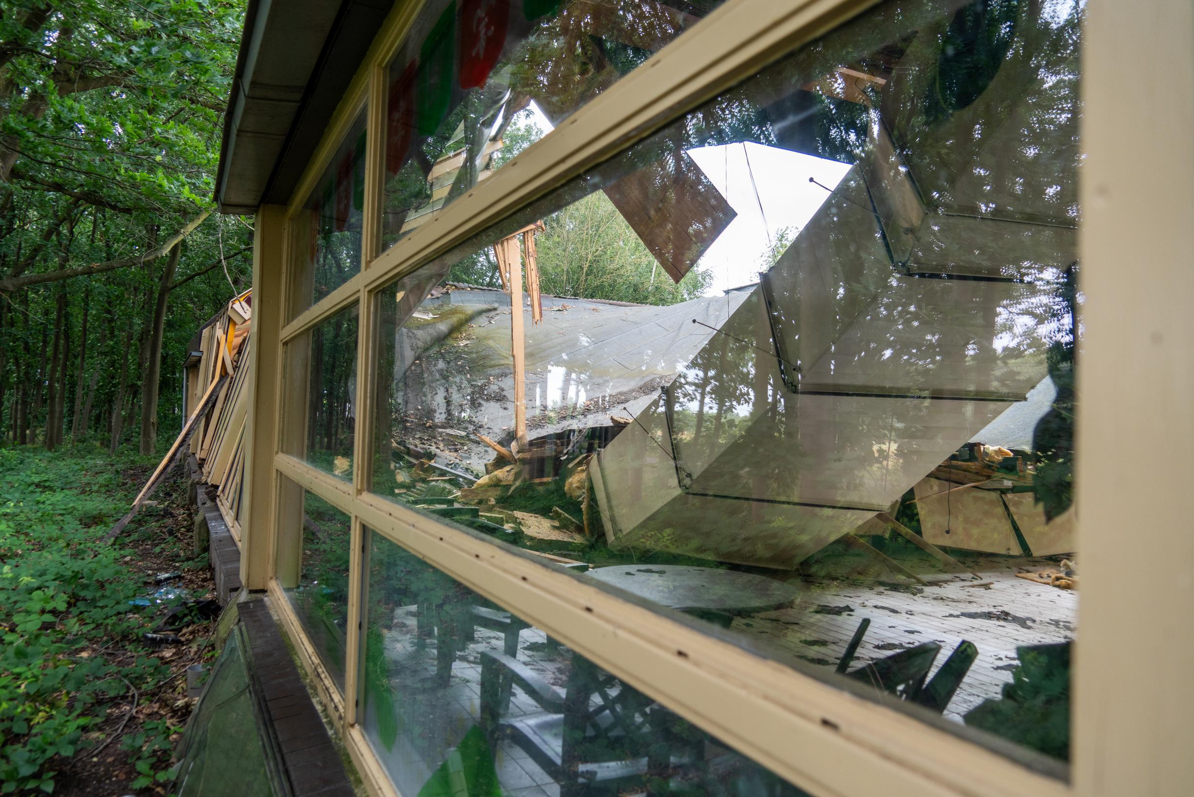 Video: Beelden tonen hoe dak van zwembad De Berckt in Baarlo instort
