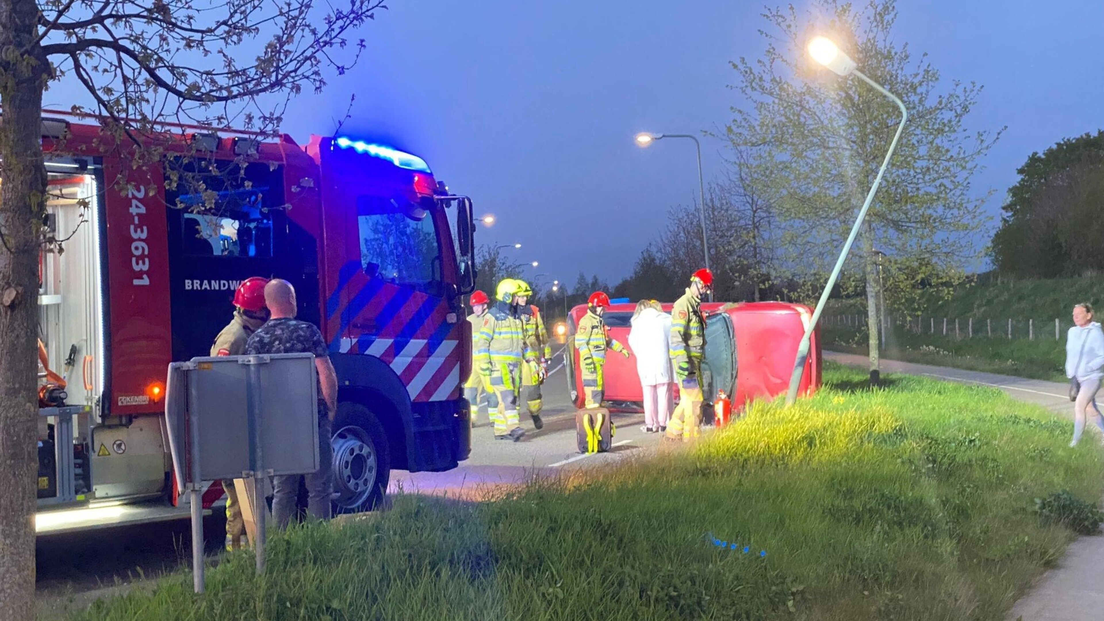 Auto op de kant in Ulestraten: brandweer moet automobilist redden