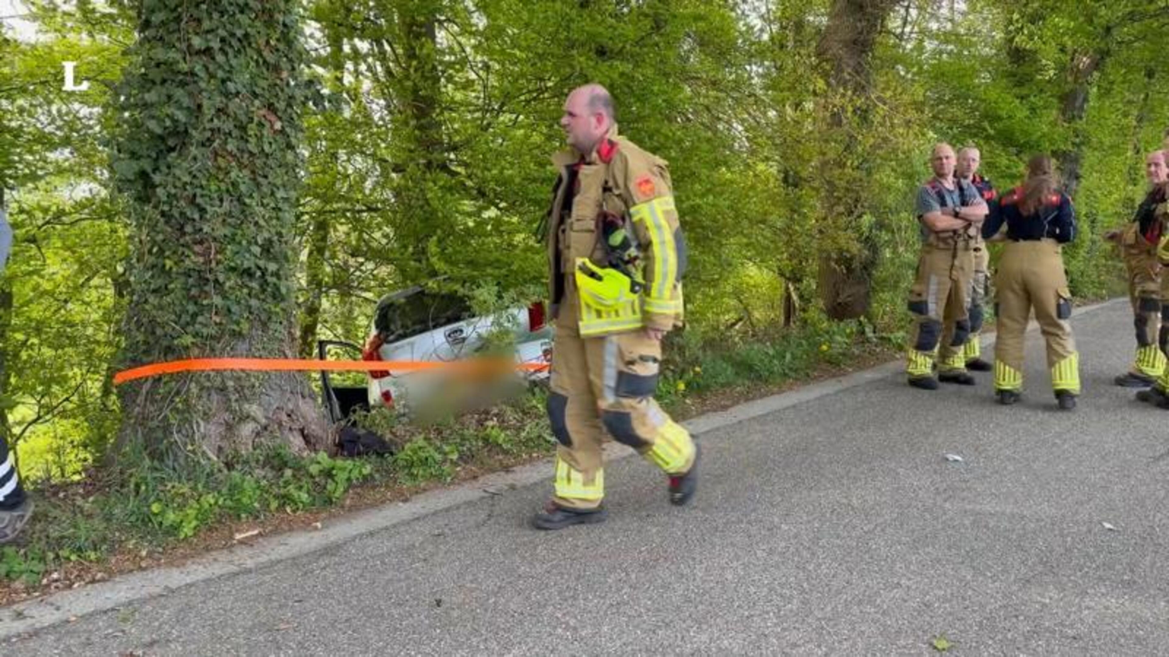 Auto raakt van de weg in Vijlen en belandt tussen de bomen