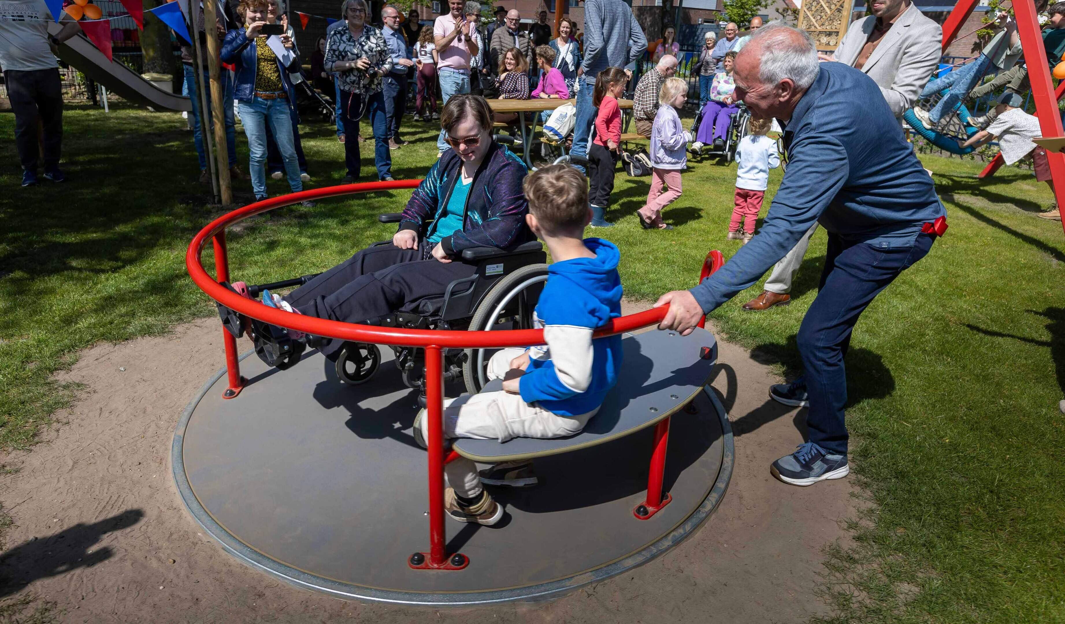 De inclusieve draaimolen is meteen een van de favorieten op de nieuw geopende ontmoetingsplek in Osp