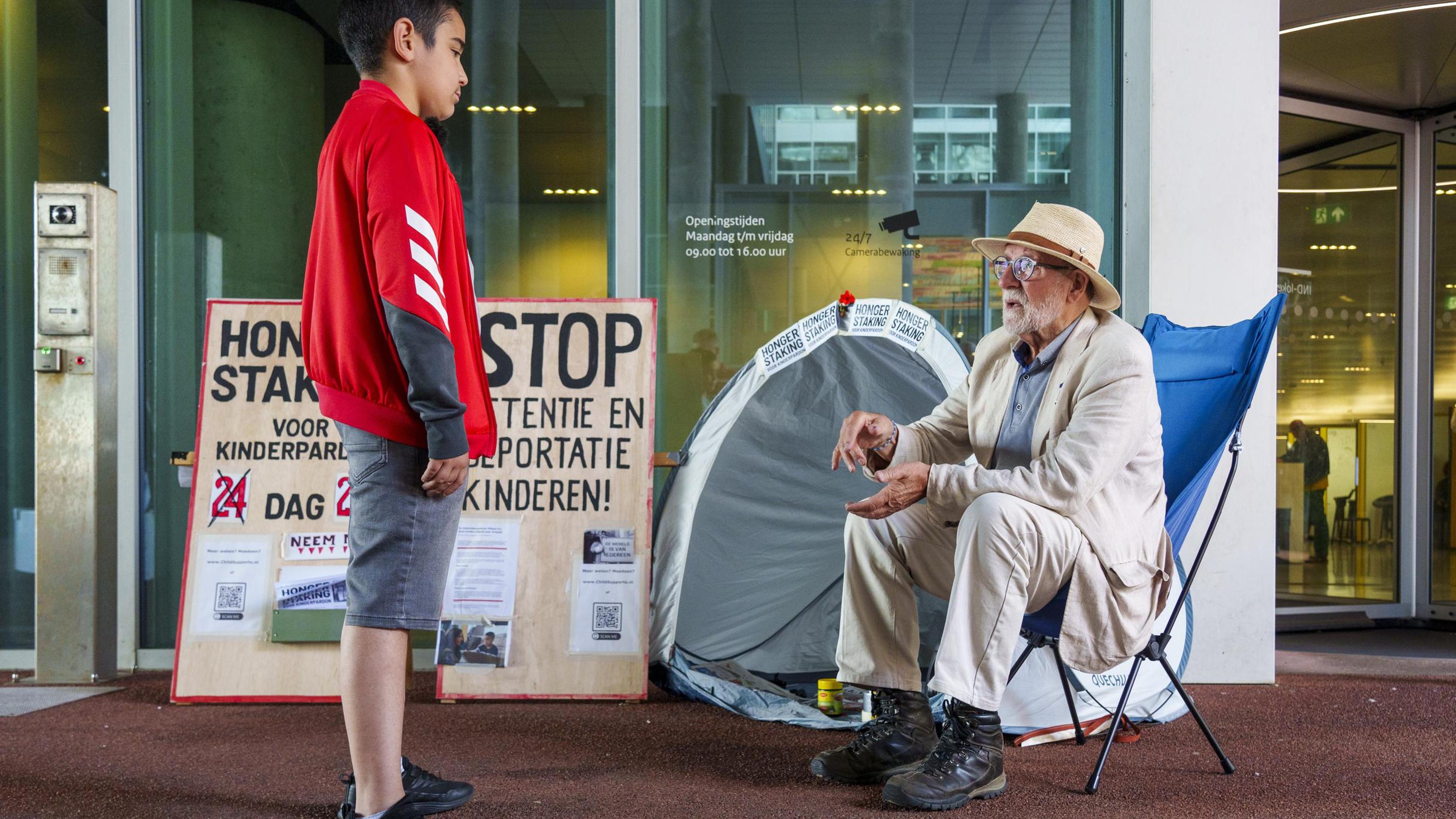 ‘Uw vriendin is eruit gestapt’: Eduard (80) uit Maastricht, al jaar lang actievoerder bij Tweede Kam