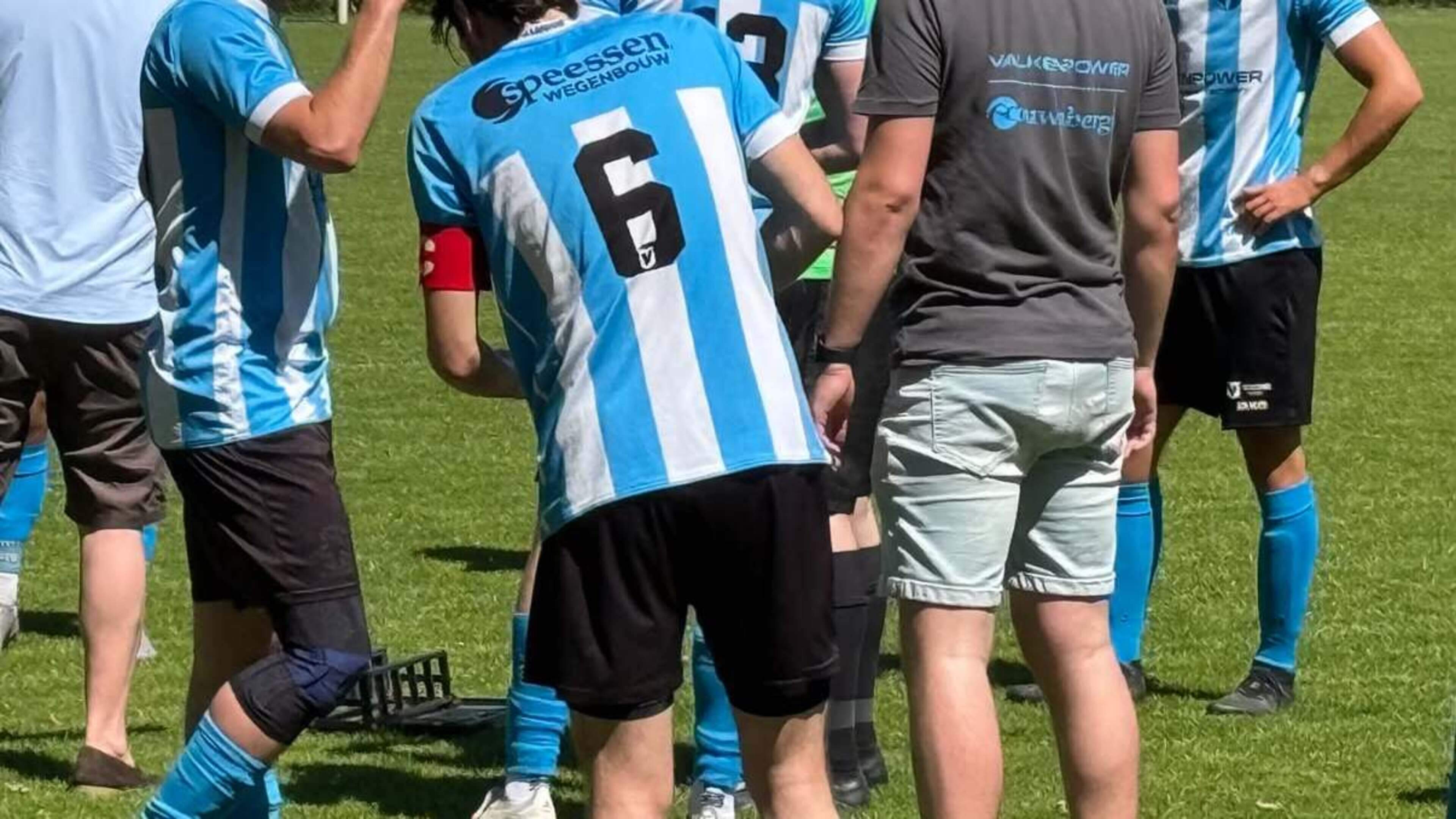 FC Maasgouw verslaat DVO en lanceert zichzelf naar nacompetitieplek: ‘We doen nog mee. En als je mee