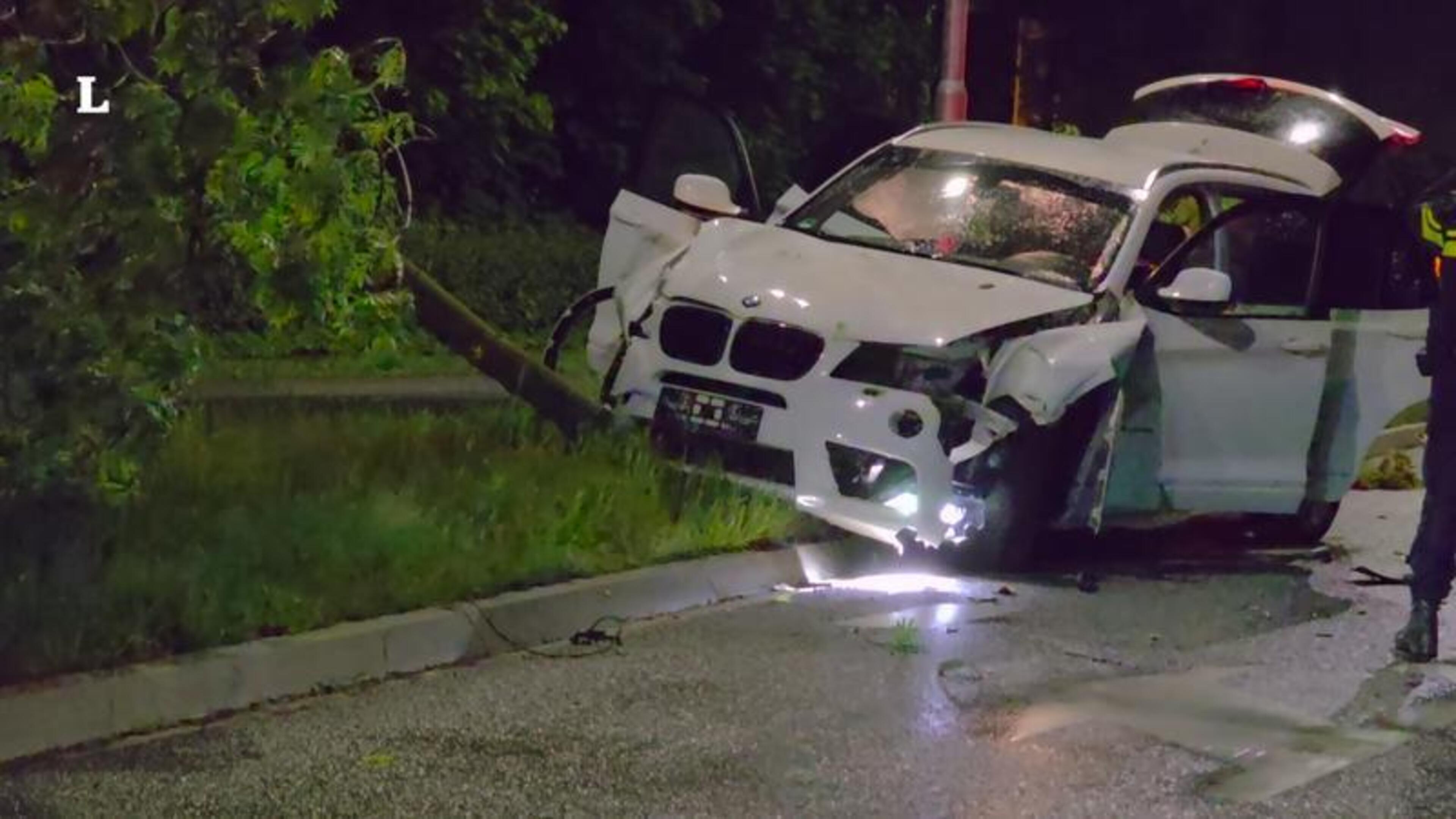 Auto rijdt bomen omver Venlo