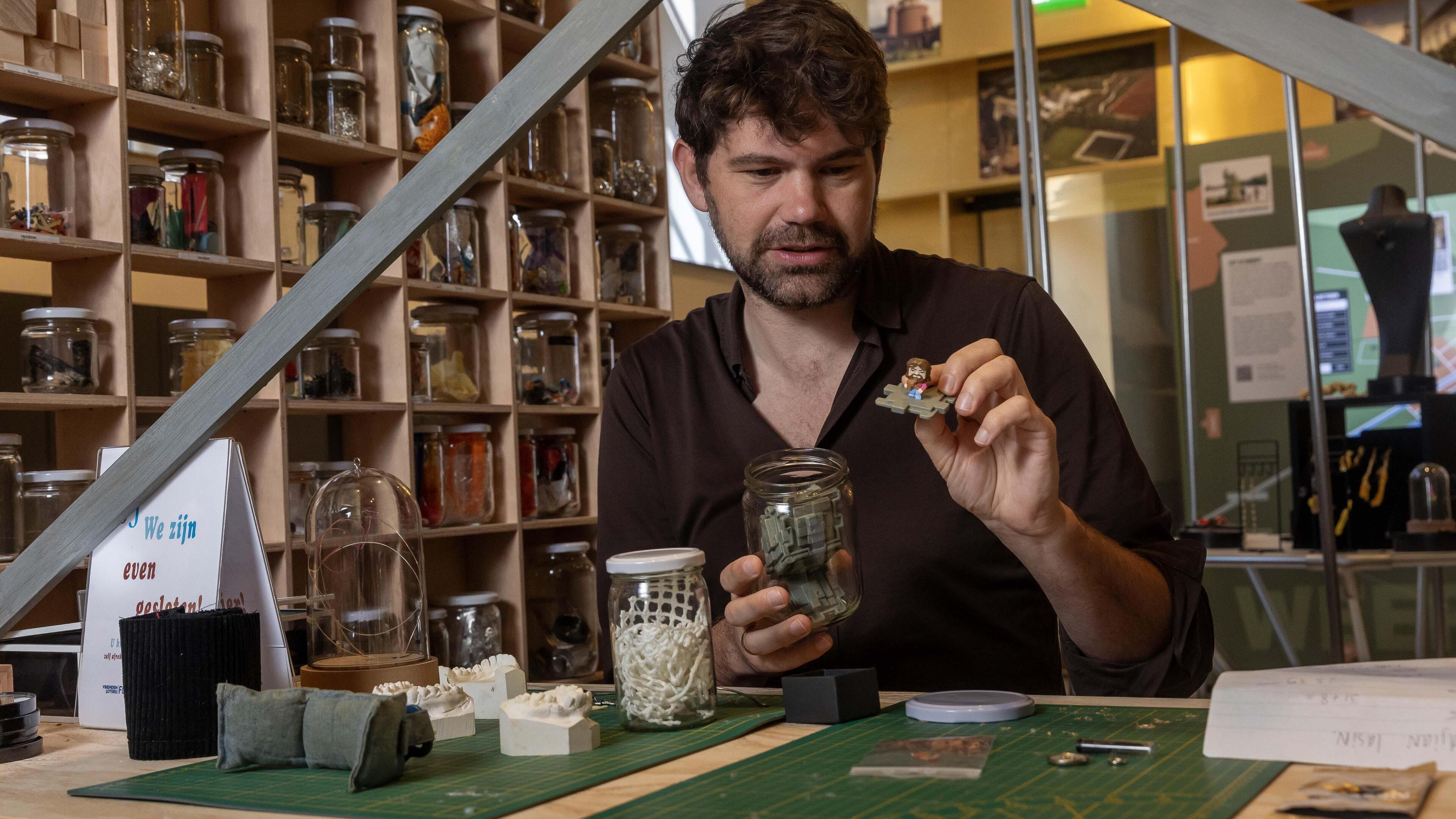 Waardeloze Winkel van kunstenaar Pavèl van Houten in Museum W ontvangt de meest uiteenlopende object