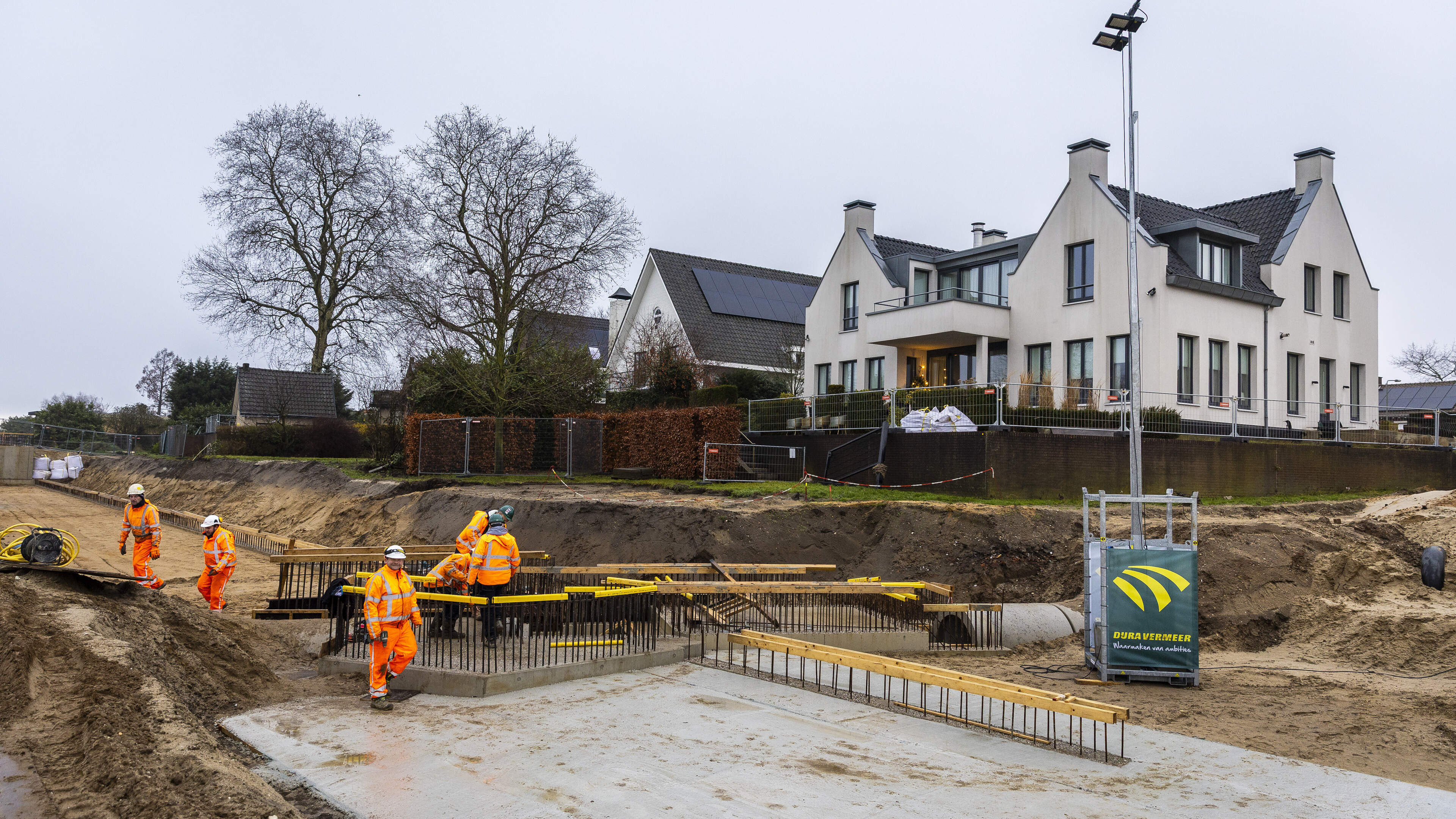 Versterken en keuren van dijken langs de Maas gaat door: ‘Ondanks niet-halen norm is er geen acuut g