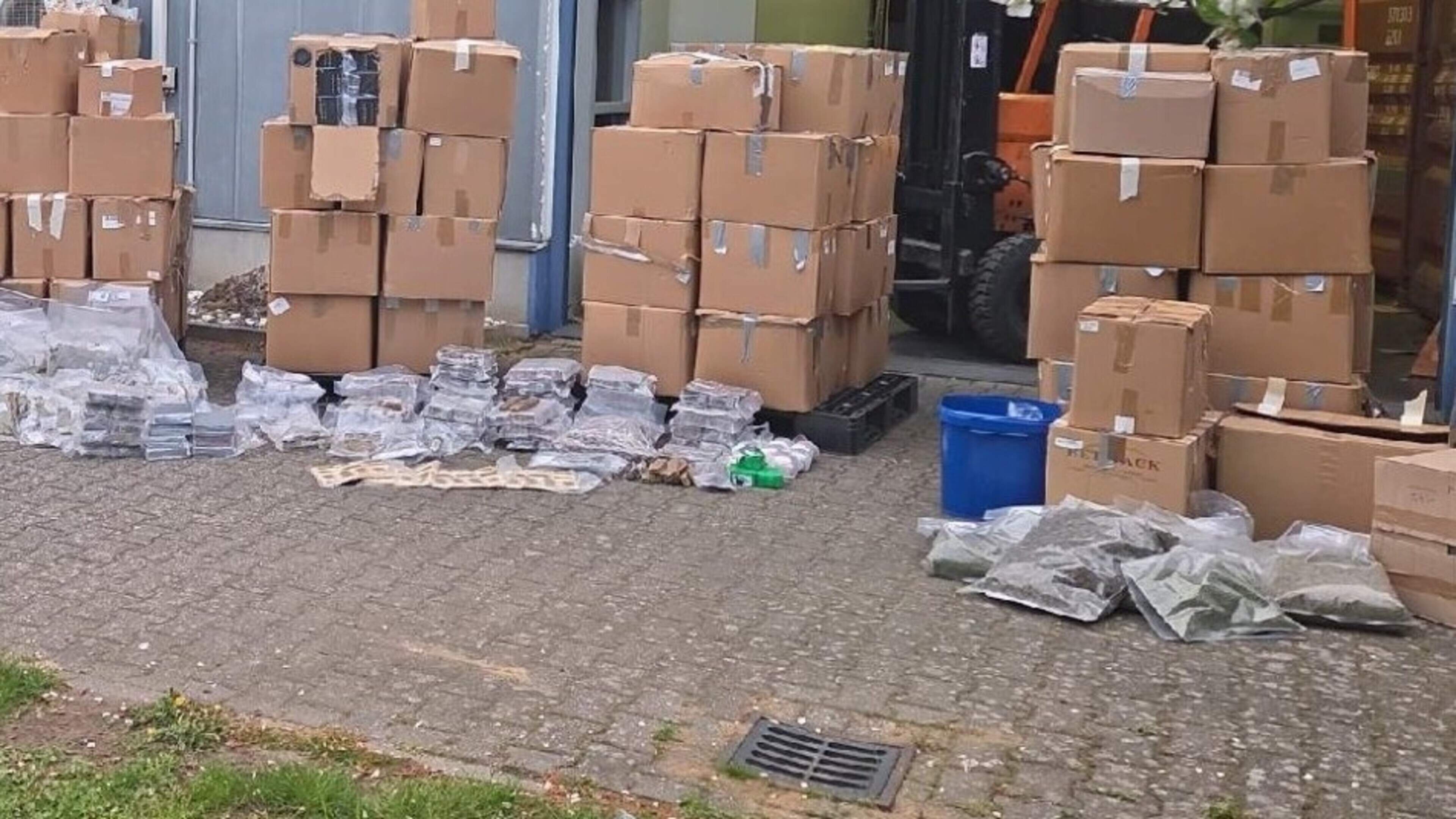 Politie treft 86.000 voorgedraaide joints aan in verborgen ruimte bij bedrijf in Echt dat te herleid