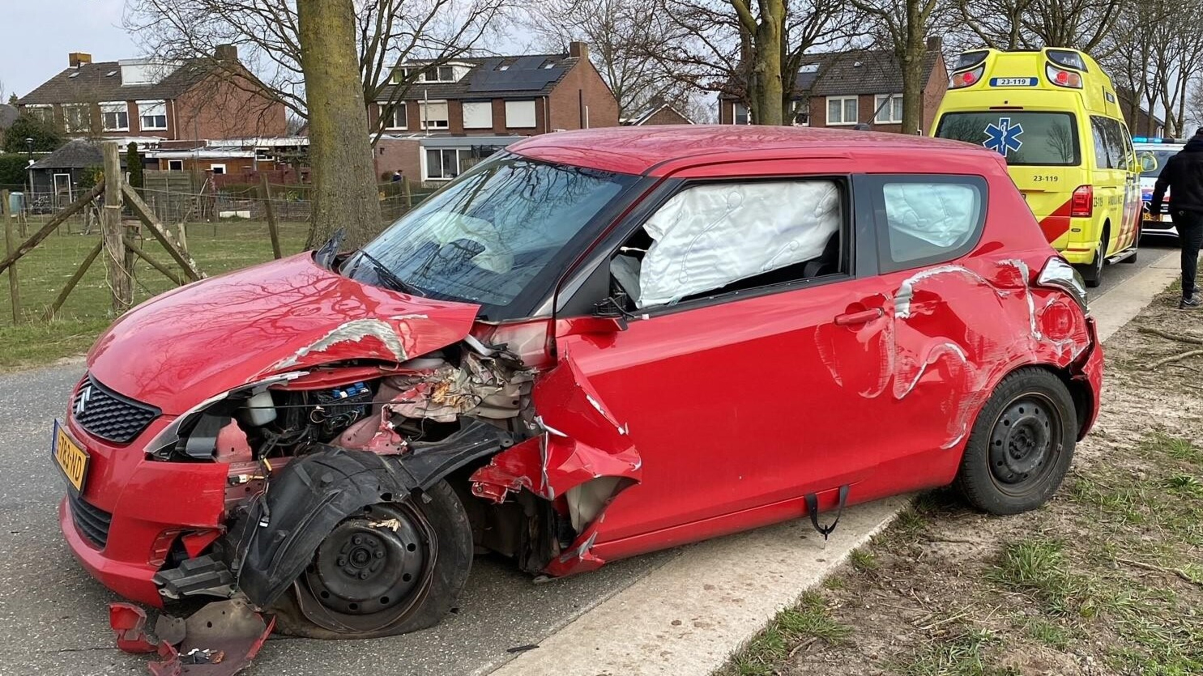 Automobiliste gewond na botsing tegen lantaarnpaal in Broekhuizenvorst
